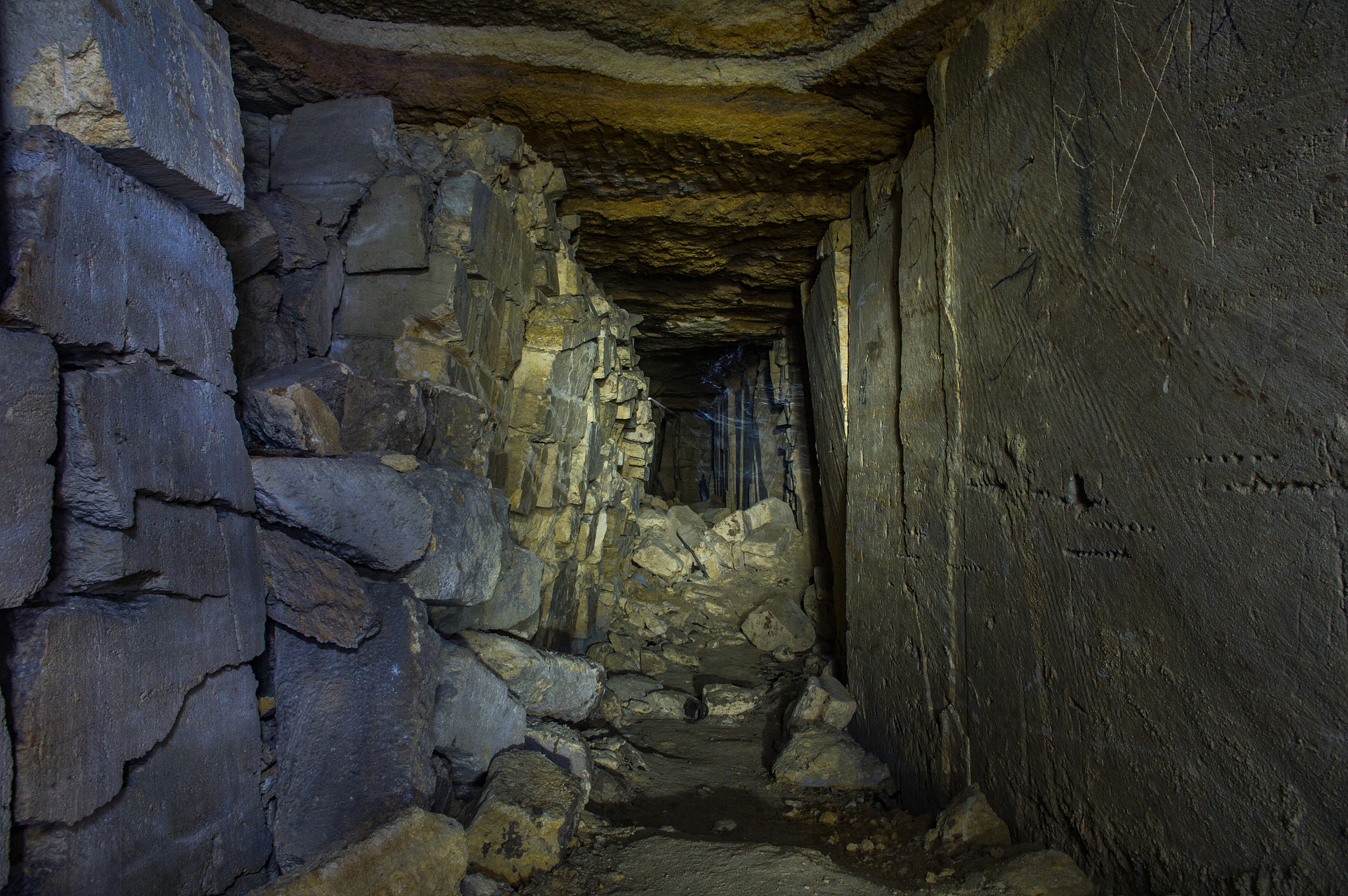 古墓惊魂：盗墓者的惊险旅程