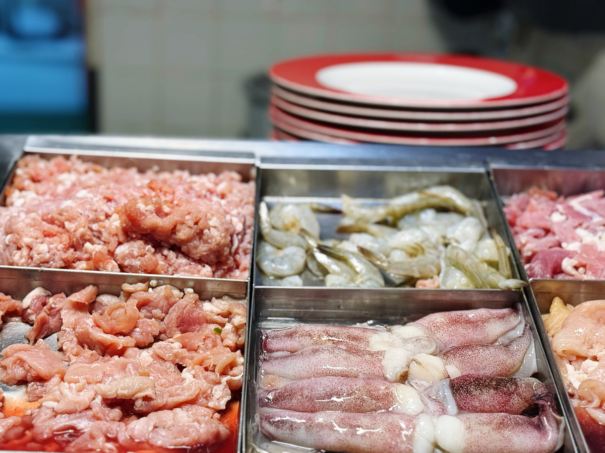 我需要一个需求分析报告关于世界地图上的各种美食点击显示其历史、特点、制作工艺等点击进入详细界面显示具体的各个店的位置链接能够导航寻找最佳路线用户交流评价用户可以探店添加美食地点等请帮助我分析商家的用户特点和用户需求
