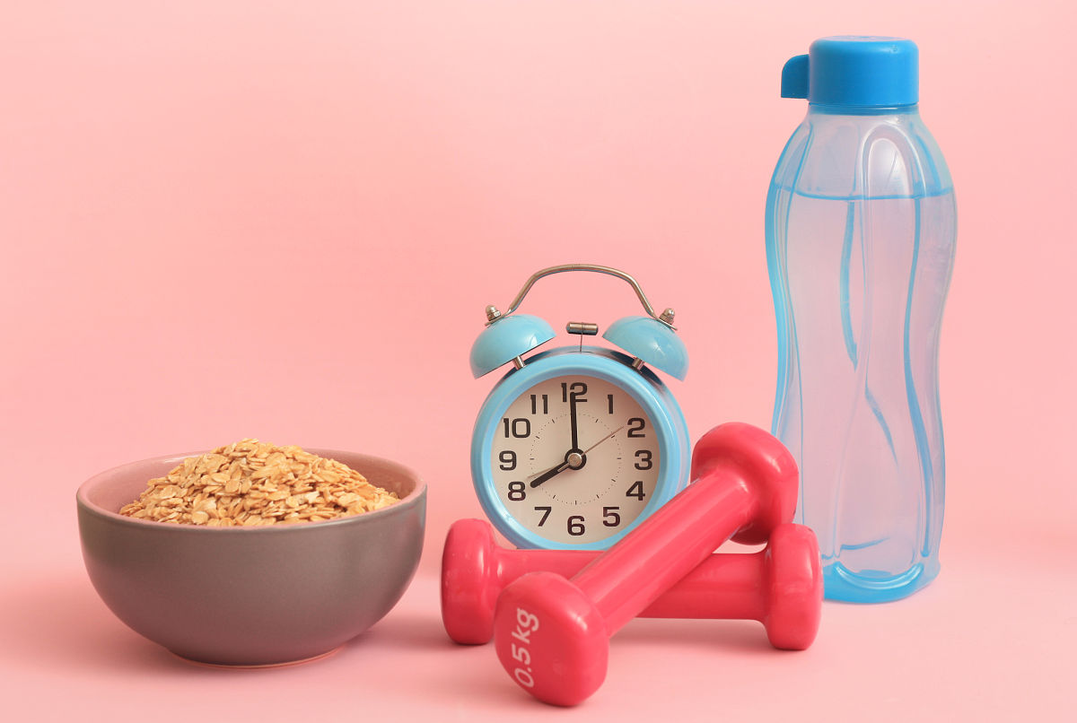 请将这段华精炼成以下几点：血糖是诊断糖尿病的主要因素但并不是诊断的唯一标准。根据决策树的过程可以更明确地说明血糖类指标对于糖尿病的诊断具有重要意义。当移除血糖时模型的正确率会有所下降但只使用血糖进行诊断时正确率也不准确。说明糖尿病的临床表现症状之一是血糖水平高但不是所有高血糖的人都患有糖尿病这其中存在一定的误差。并且实验发现体重对糖尿病的发病也有一定的影响。