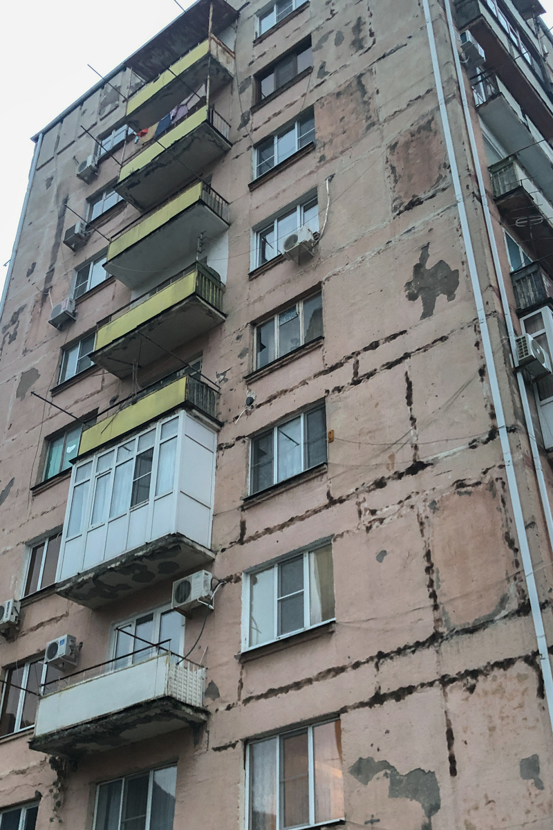 外立面脱落隐患重重：谁来守护你的安全？