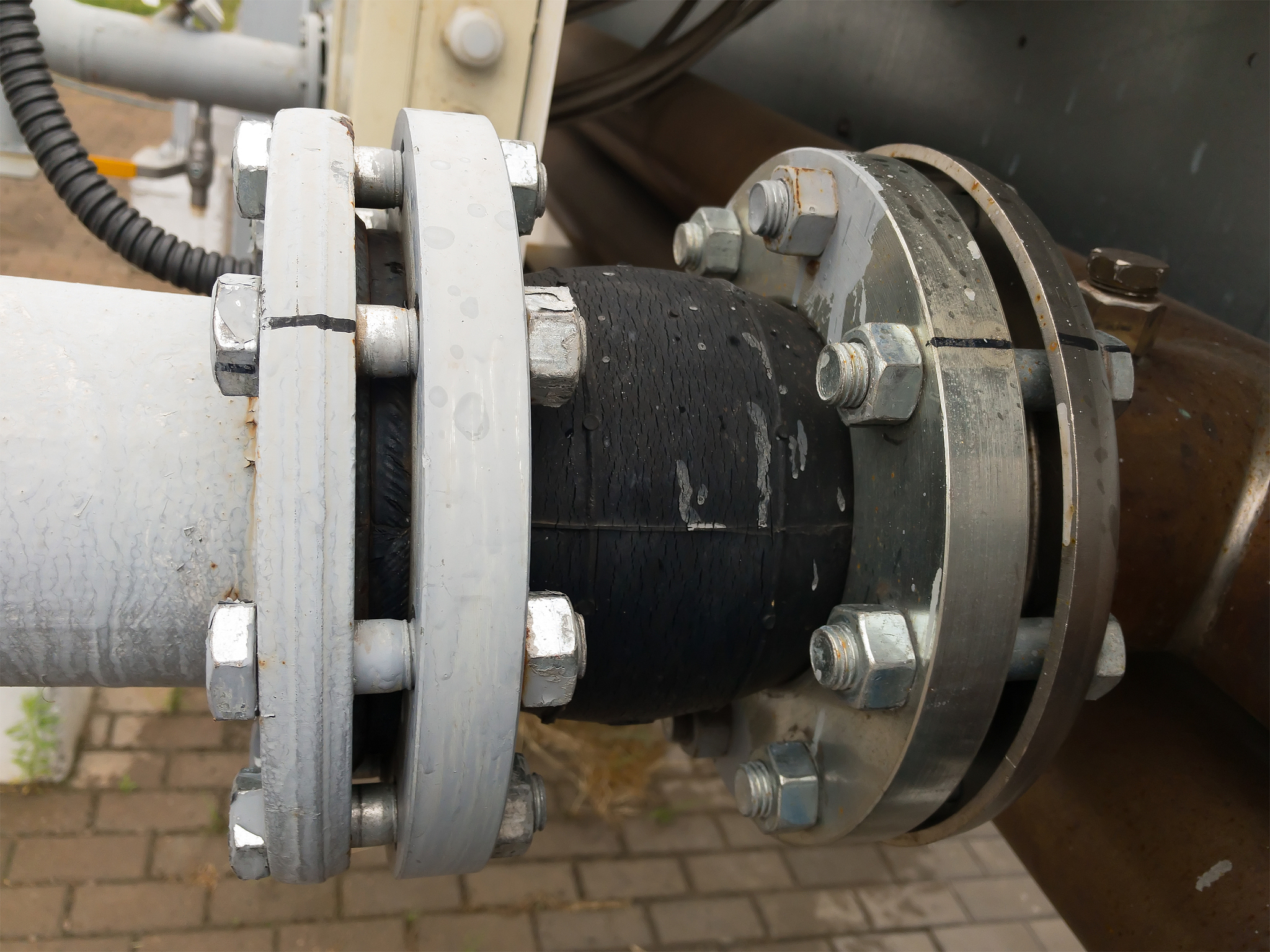 用于封闭开口的 橡胶其上设置有多个缝隙