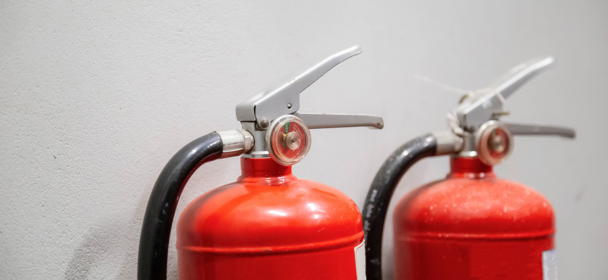 水灭火设施包含水基型灭火器吗？