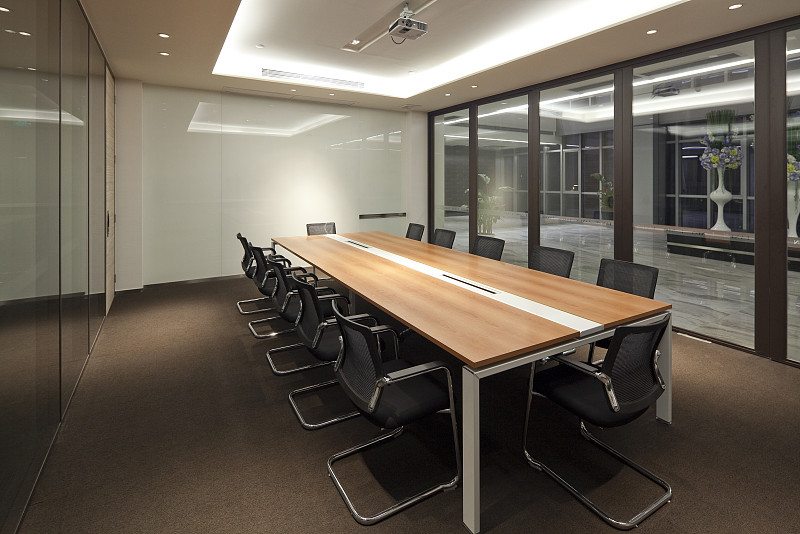 你是一名物业品质检查人员你去项目物业服务中心检查发现办公室柜台上摆放一瓶发胶此发胶是物业服务人员定型头发使用请你用简洁话语描述这个问题。并给出专业的整改建议