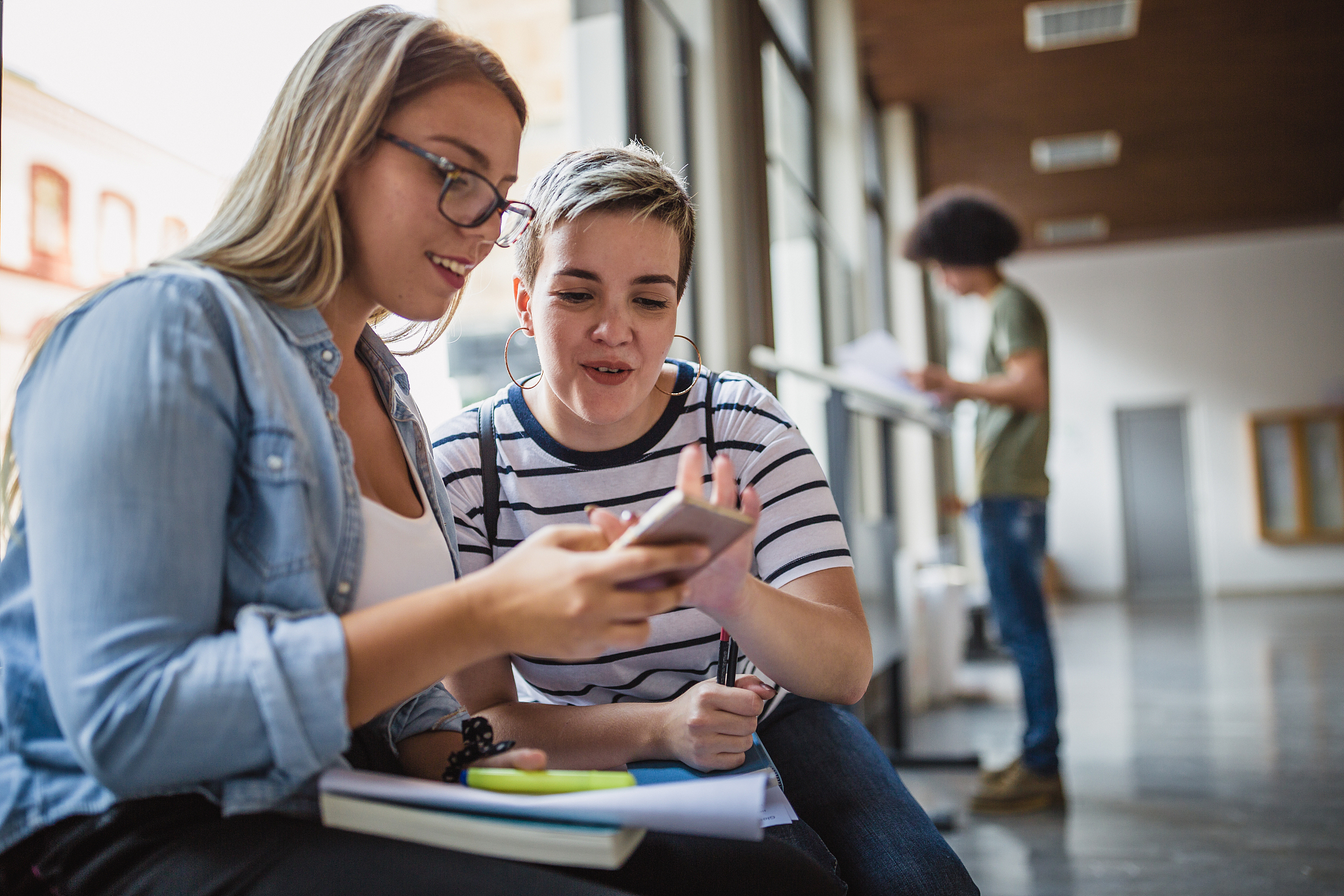 Mobile Phone Use in College: Benefits, Drawbacks, and Striking a Balance