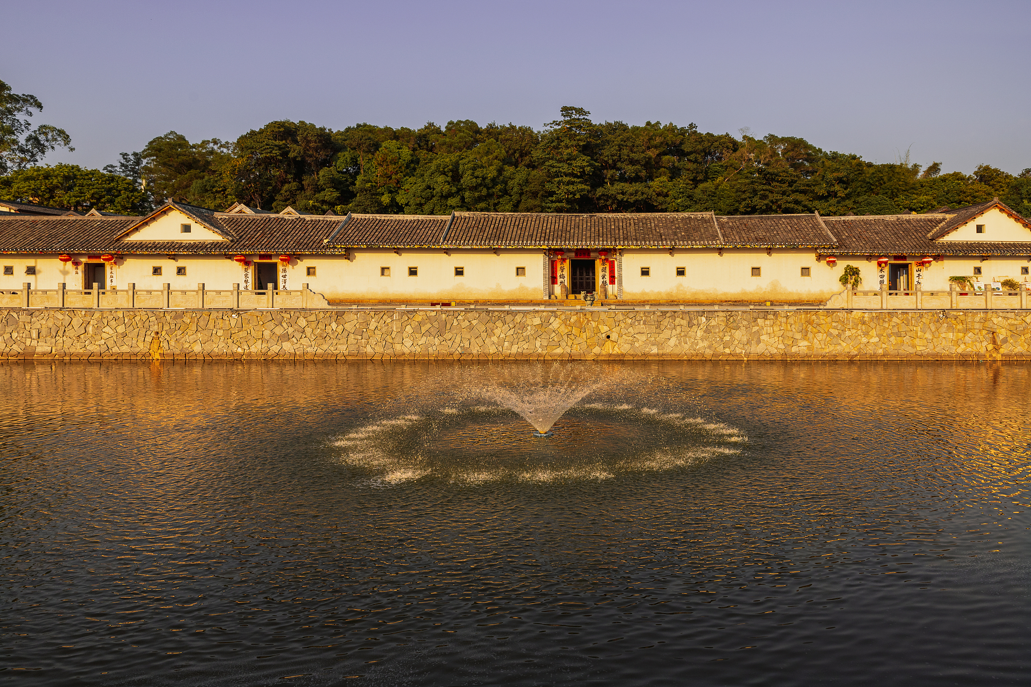 我要去应聘民宿的店长职位请你从面试官的角度提出可能会询问的问题并给出回答答案