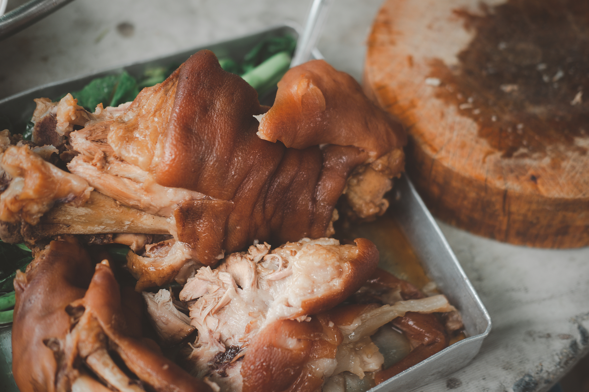 请根据以下模板写一份相似的文案使其更有画面感更加诱惑力文字数量大致相同朋友们我就想不明白了为什么你们宁愿花上百上千块钱在包店里吃卤菜却不愿意花几块钱买我们家的卤料包我们这个卤料包精选十多种配料按比例搭配不管是卤肉卤排骨卤猪蹄还是卤素菜通通只要小小一包青就炖出一大锅操作简单又方便再也不用费心思的去超市挑选香料了一包料两斤肉方便还卫生而且做出来的卤肉软烂入味入口即化真的很适合那些想自己做饭又怕麻烦的朋