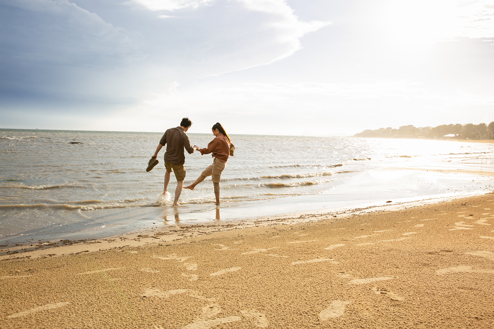 请用中文给我写一句qq空间发照片的文案包含美丽的海景色和我拍的漂亮的女朋友的照片要有诗意
