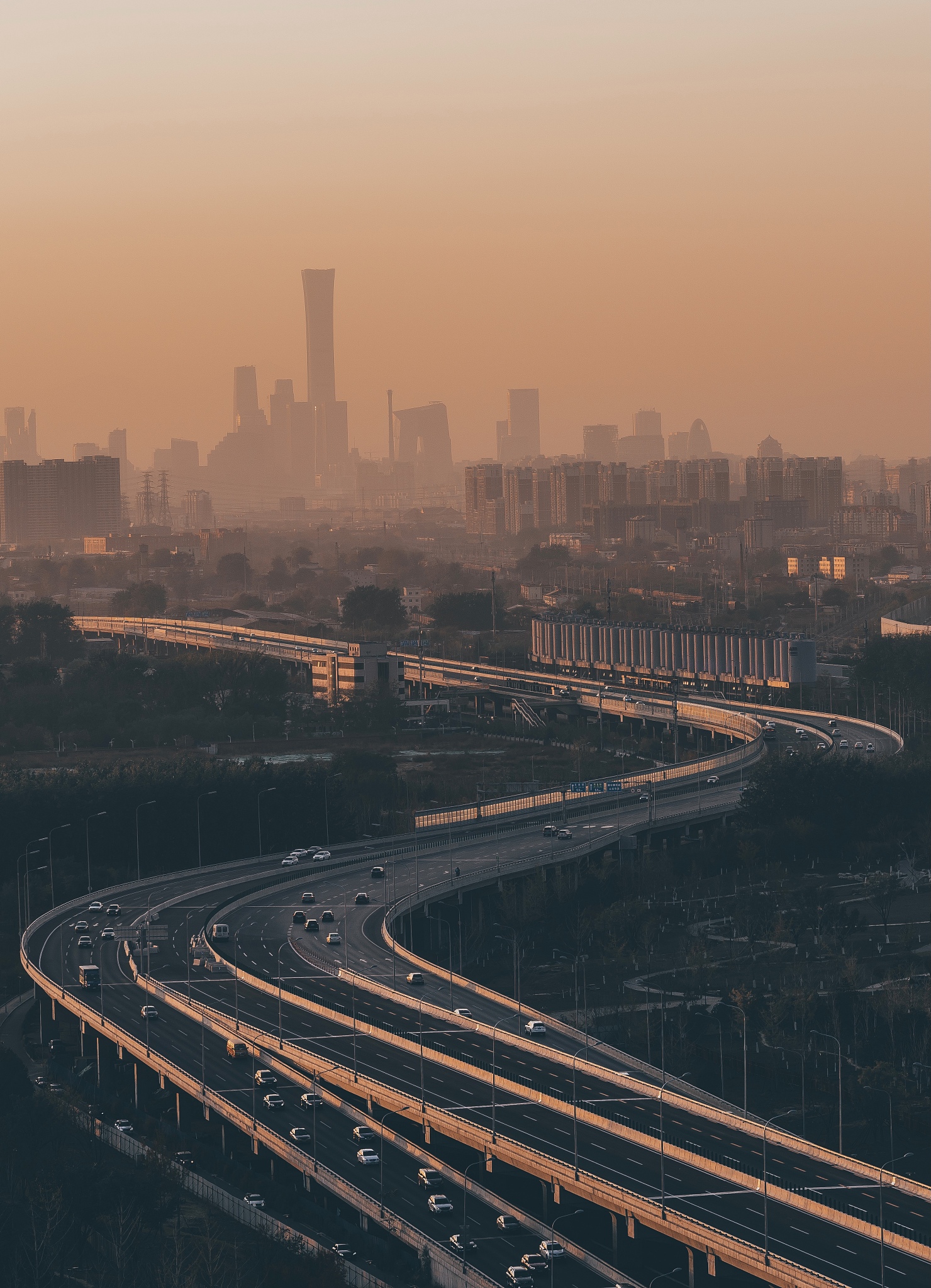 写一首表达梦想情绪的中文嘻哈歌曲歌曲表达的主题为团结歌词结构为verse1、verse2、Pre-Chorus1、chorus1、chorus2、verse3、verse4、chorus3、Bridge1、chorus4并确保chorus1、chorus2、chorus3、chorus4、verse5、Pre-Chorus2、chorus5、Bridge2、歌词不重复每段歌词结尾使用中文lu类似发