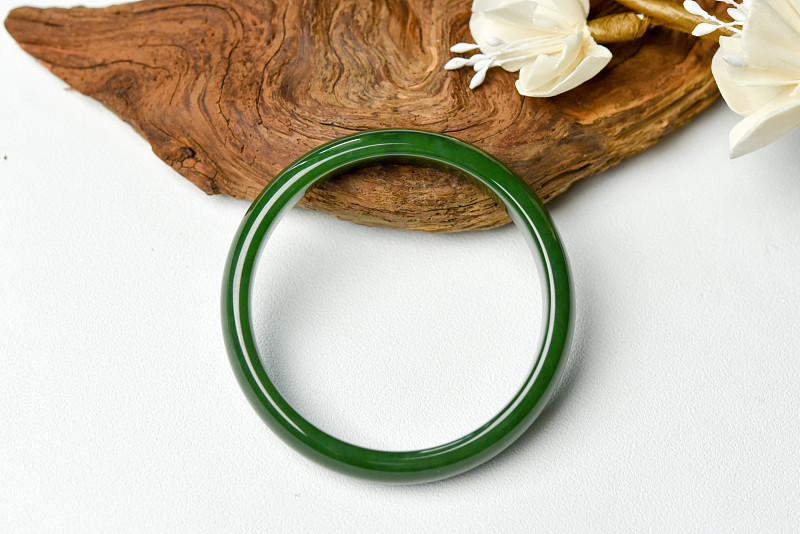 怎么分辨玉手镯的好坏？玉手镯好坏鉴别的5大方法 写100个字简介