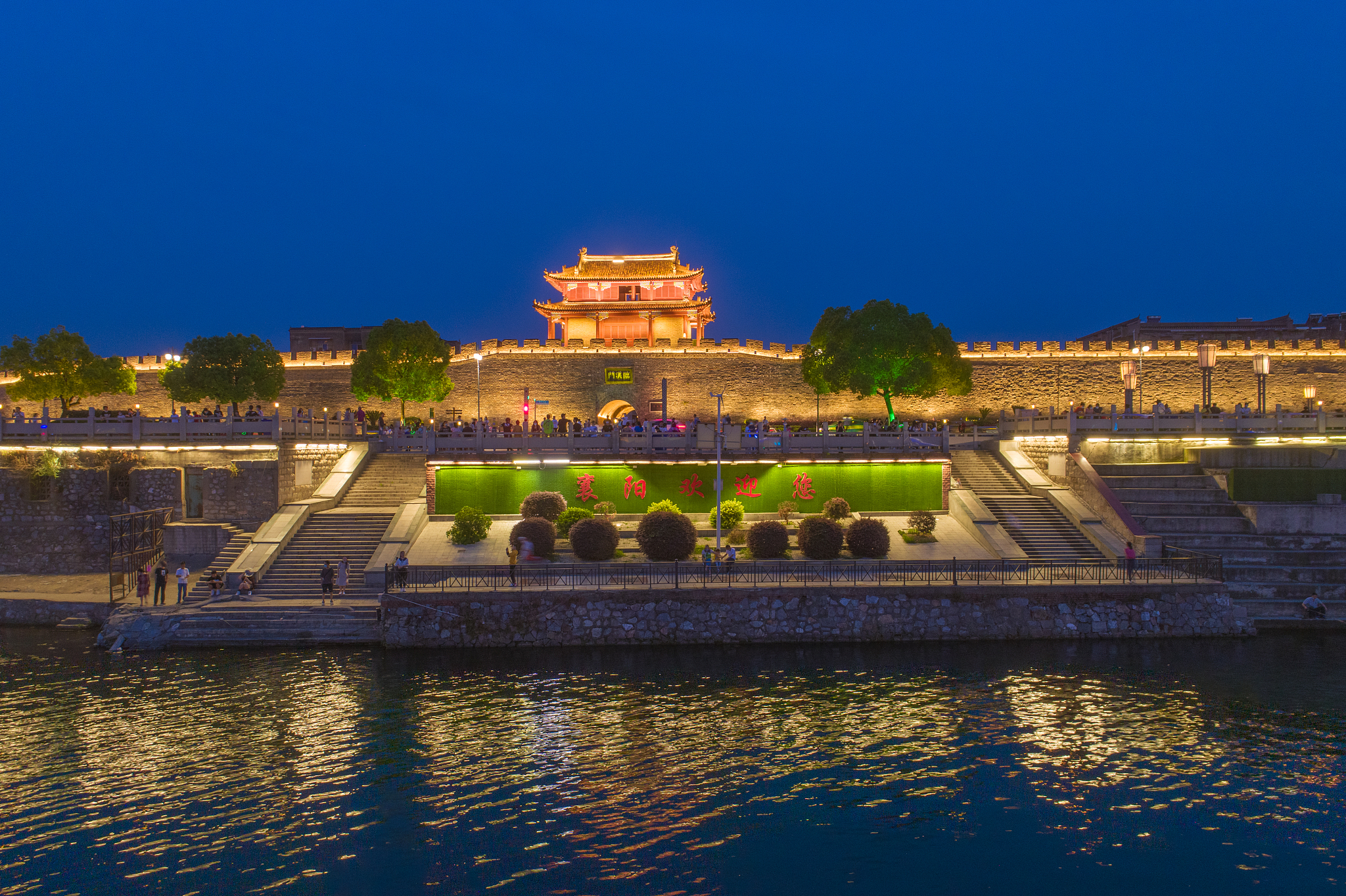 航拍襄阳古城临汉门夜景风光