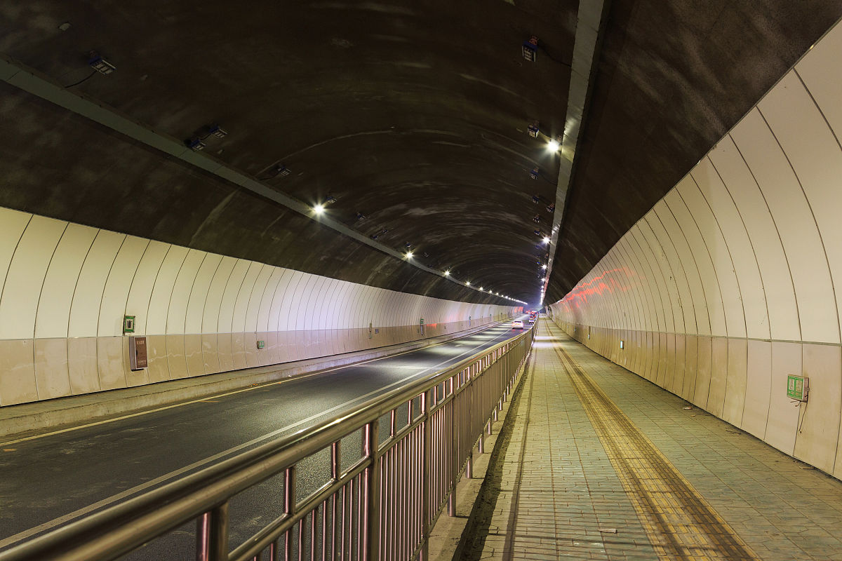 给我依据《公路隧道养护技术规范》H12-2015做一个两万字的城市隧道养护方案