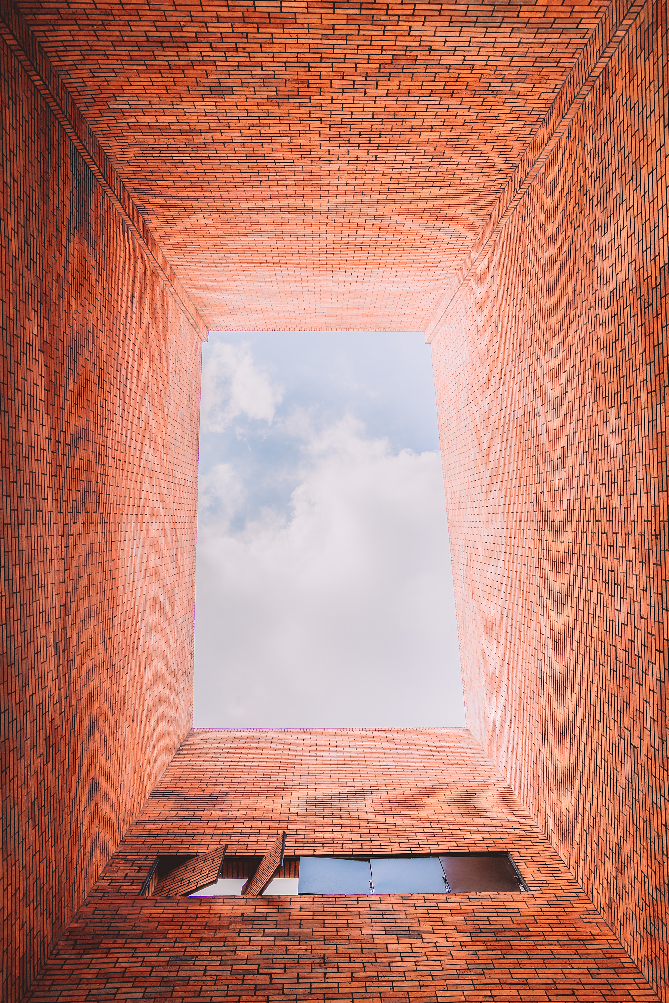 请把以下文字改写成2000字：分区分类分级引导小城镇特色化发展着力建成一批小而美、特而精、活而新的特色小城镇和新市镇建设美丽乡村构建和谐共生的城乡关系。加强城市设计引导精细化镇村空间管控传承运河历史文脉塑造风情别致、蓝绿交织、舒朗有致的拓展区特色风貌。