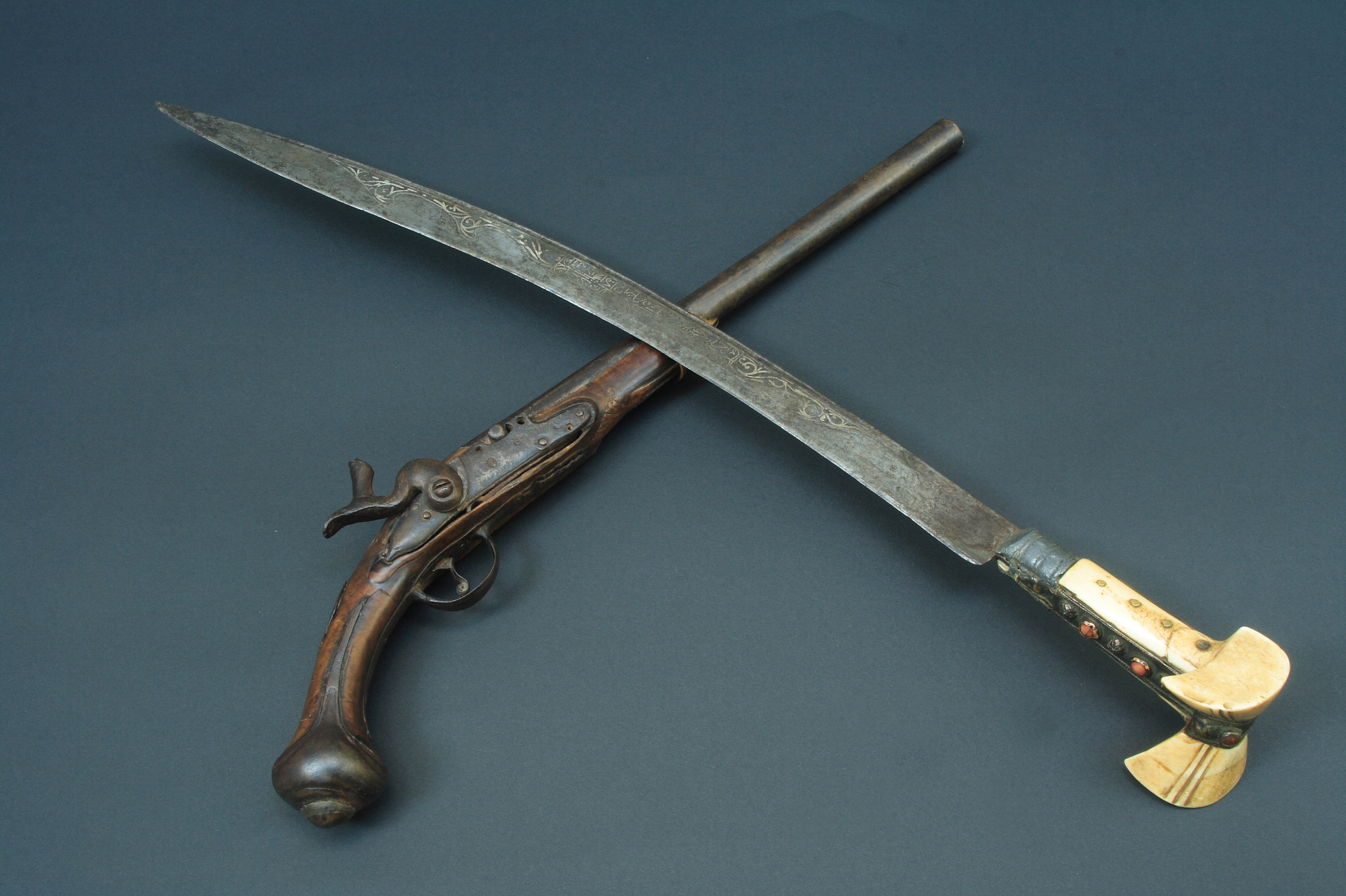 yataghan and gun