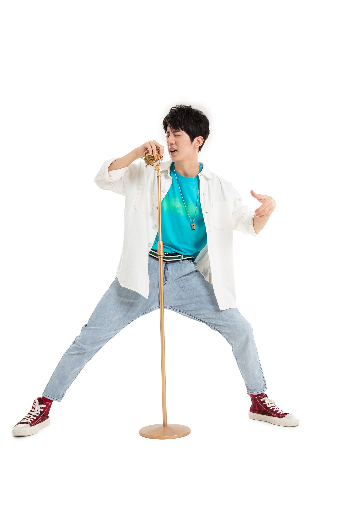 唱歌非常投入的年轻男生