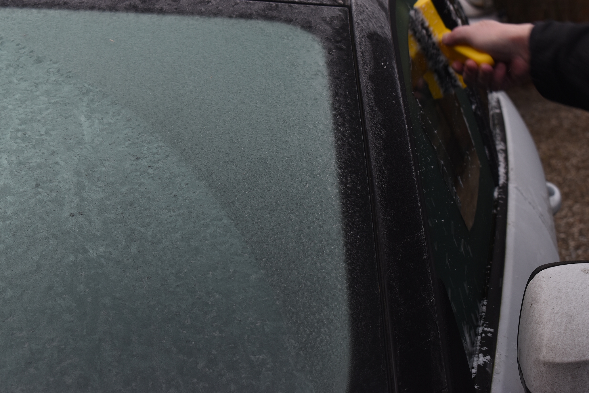 关于 用汽车太阳膜给你的车一层防晒霜让你的车更加耐用！的爆款文案 要求：突出太阳膜的功能 带点搞笑元素 150字左右