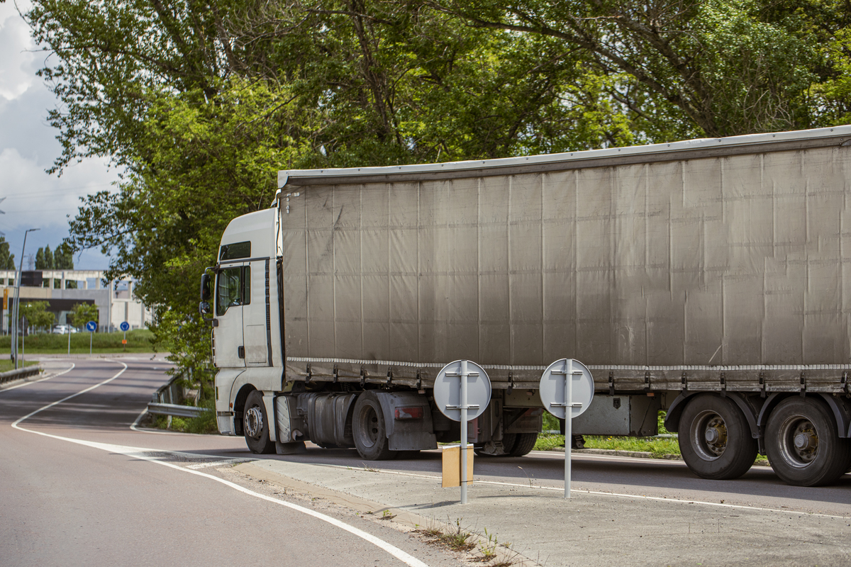 Securing Tractor Trucks with Lashing Belts for Efficient Cargo Transportation