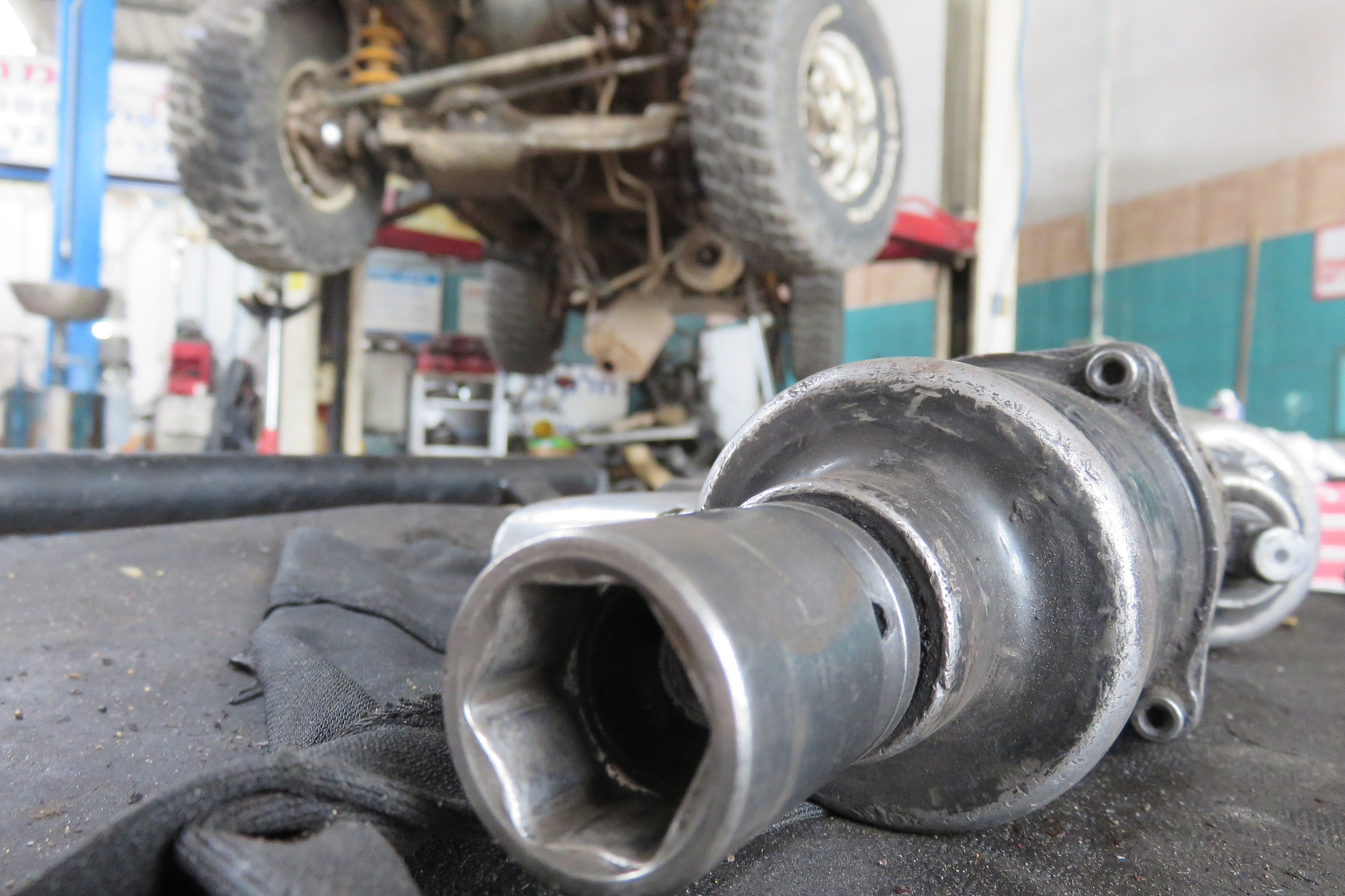 我是机械专业的学生今天去变速器工厂参观了货车变速箱的拆卸和安装过程包括变速箱的变速原理以及各种问题的解决思路。下午去参观了货车反光镜的塑料注塑过程和钢管弯曲制作过程以及反光镜的组装过程。800字左右