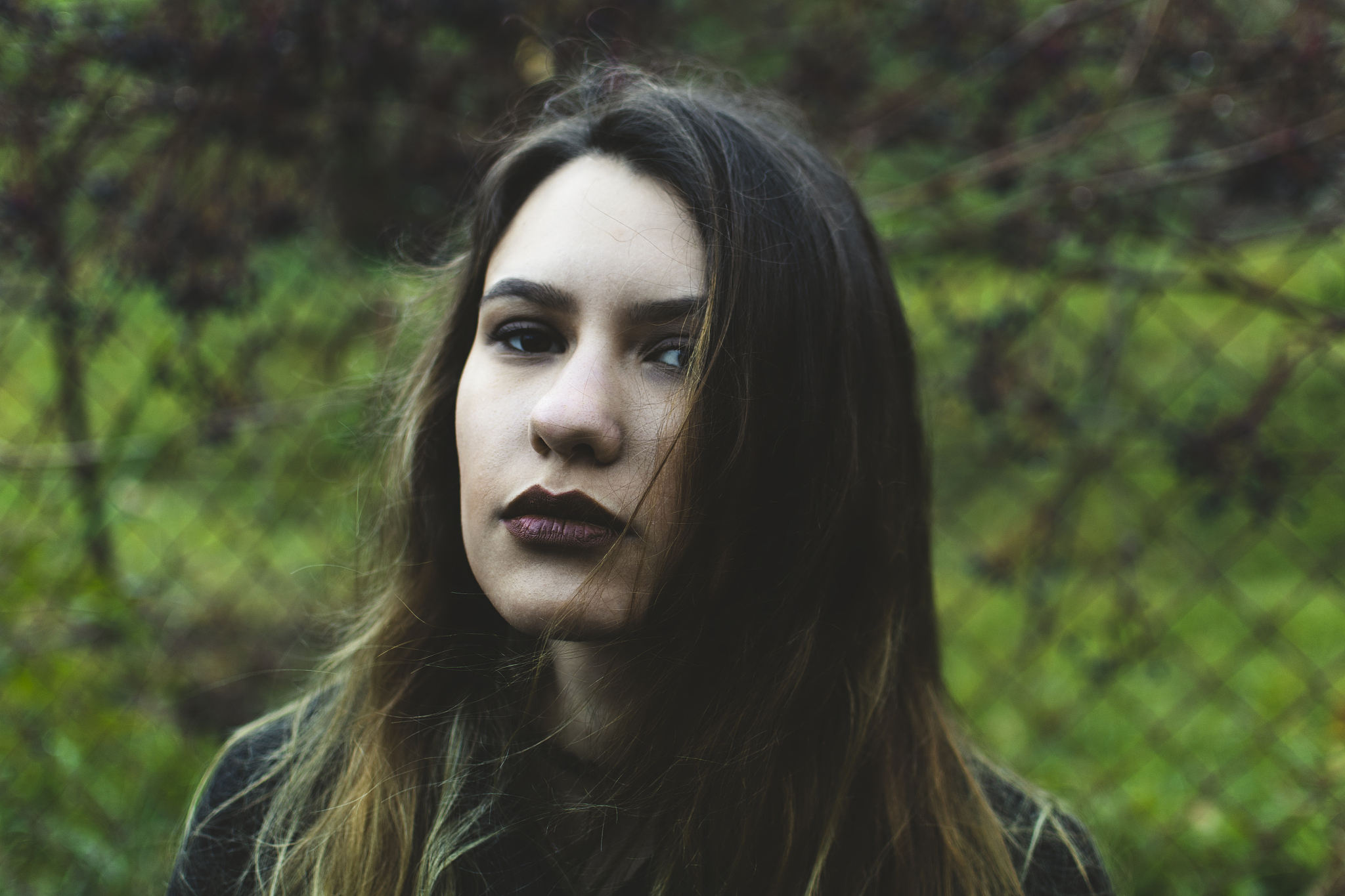 翻译下面为英文等距视角下的MINI可爱超现实未来棕熊士兵戴着宇航员头盔皮肤为红色。电影般的、超详细的、棕色渐变背景高度详细