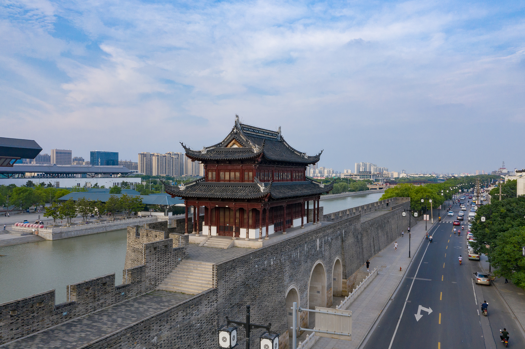 航拍苏州平门古城墙城楼风光
