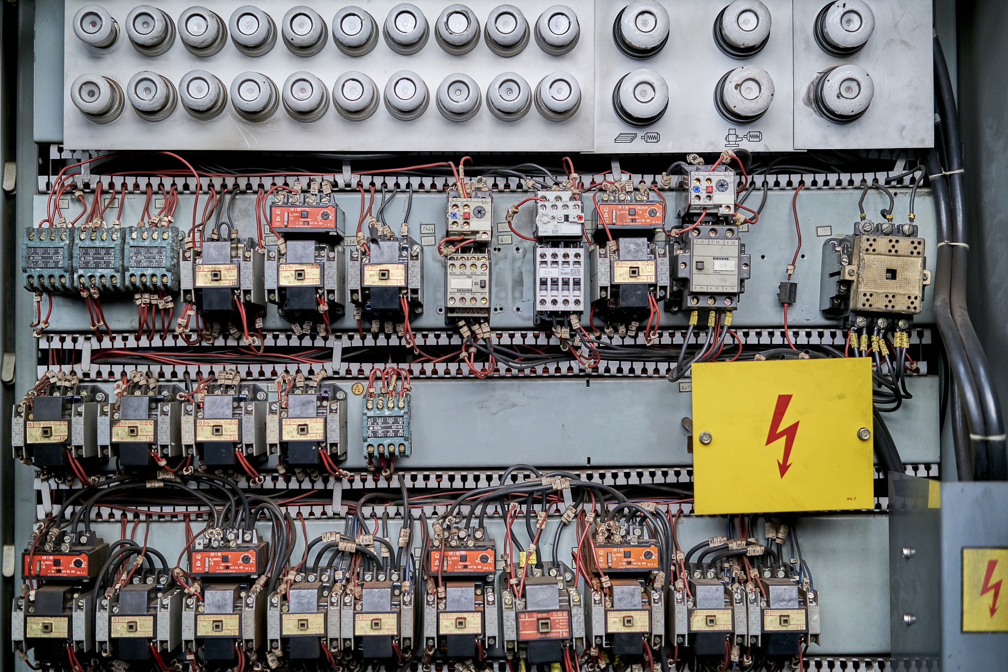 注塑机现在所有输入都输不上下面锁住了不知道怎么解