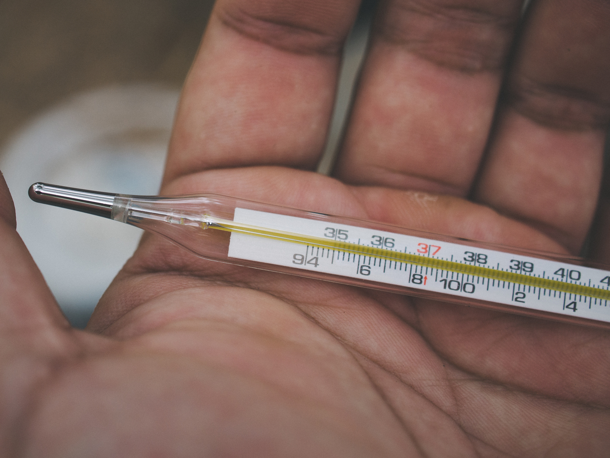 水银体温计摔碎了怎么办？安全处理指南