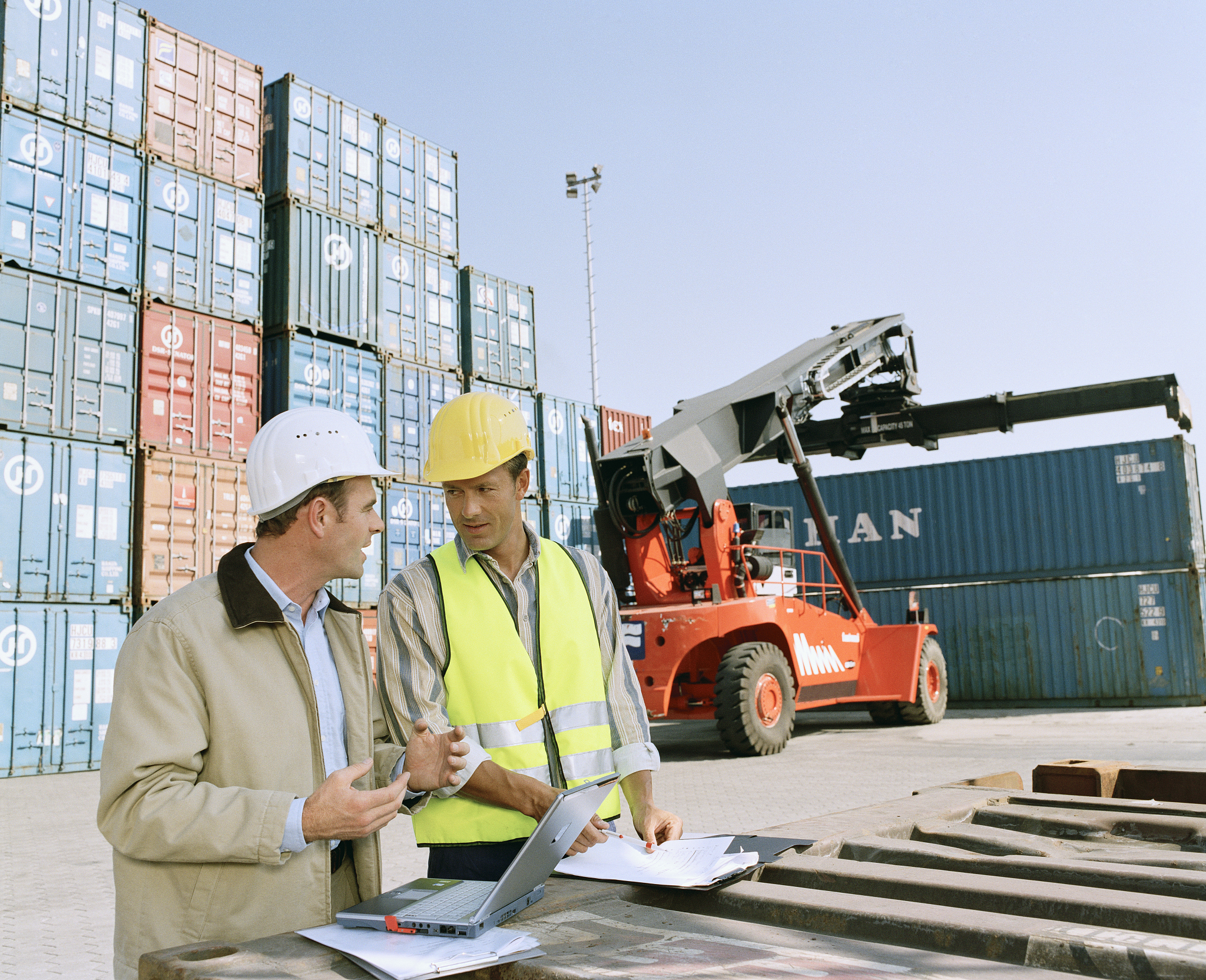 帮我详细描述以下内容并在最后作出总结累计数据汇总：上报进口物资数	上报进口物资企业数	清洁完成率	相关接触人数	相关接触人数检测情况