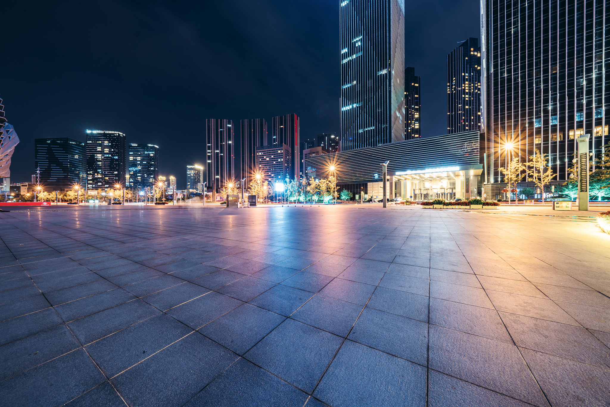 和老公一起吹着晚风感受夜晚中独特灯光四射的魅力