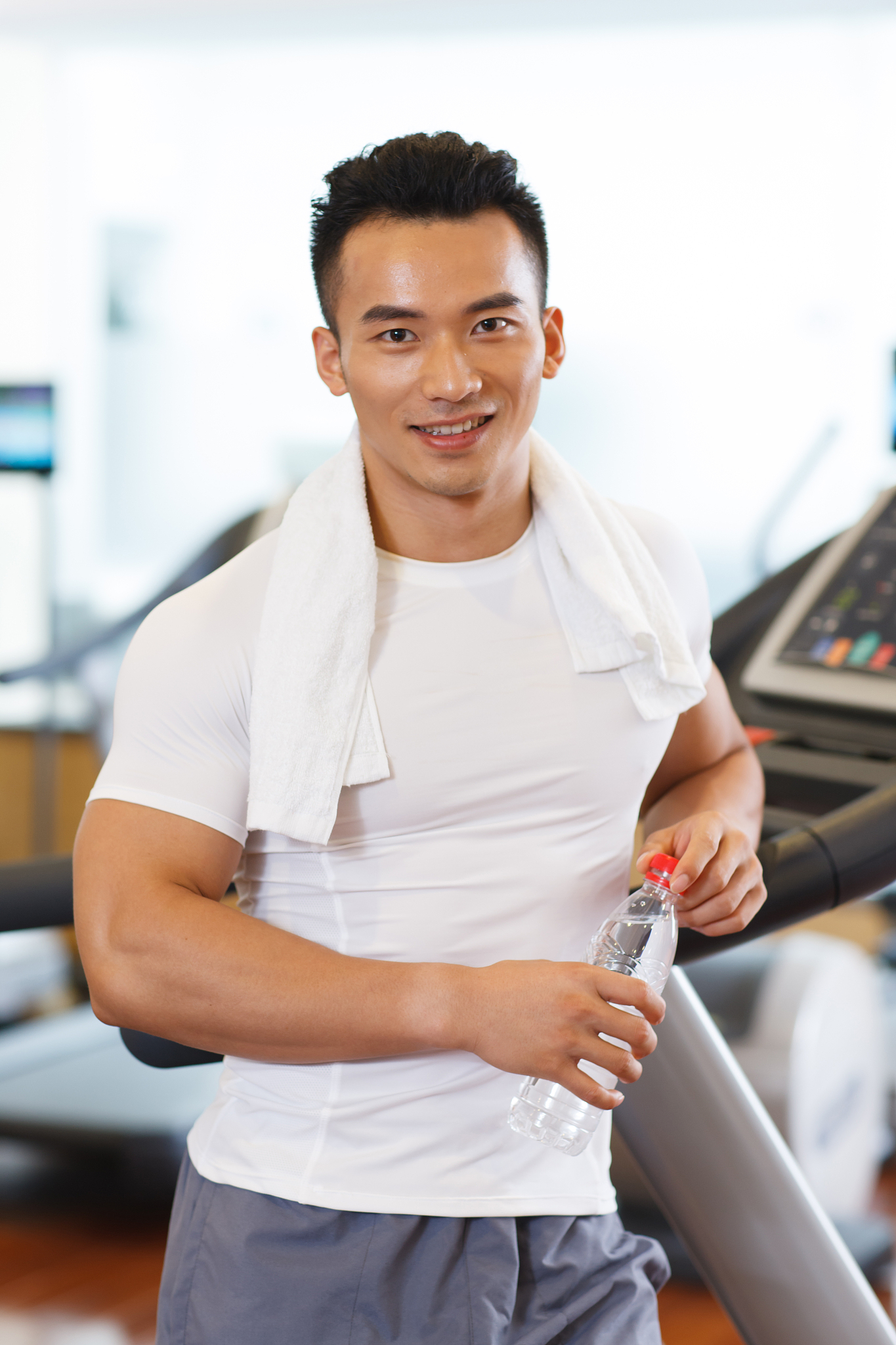 青年男人健身