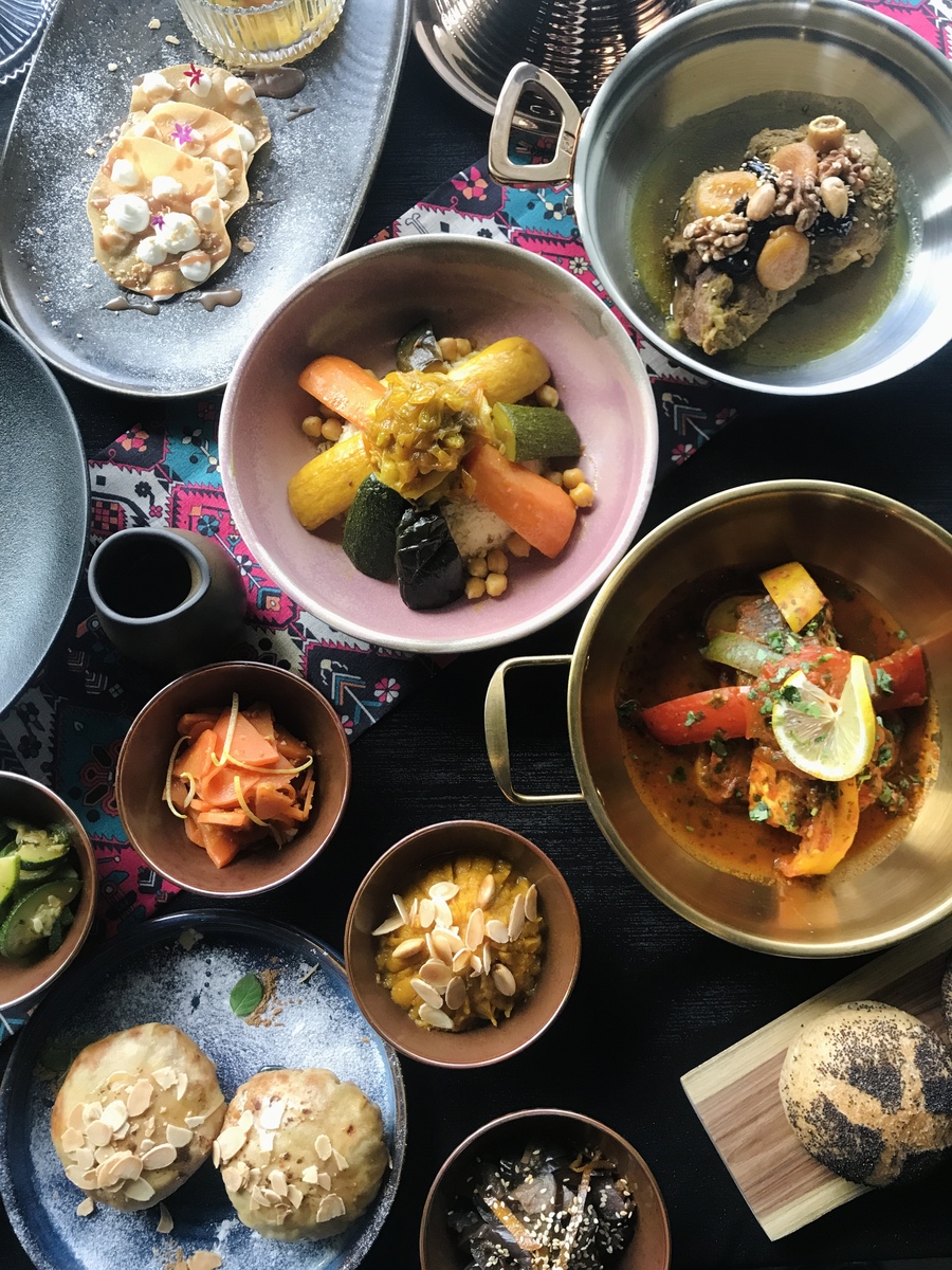 用50词左右的英文回答In terms of the variety of Chinese cuisine we tend to think of the eight regional cuisines rather than home cooking However home cooking is an important part of Chinese cuisine and it varie