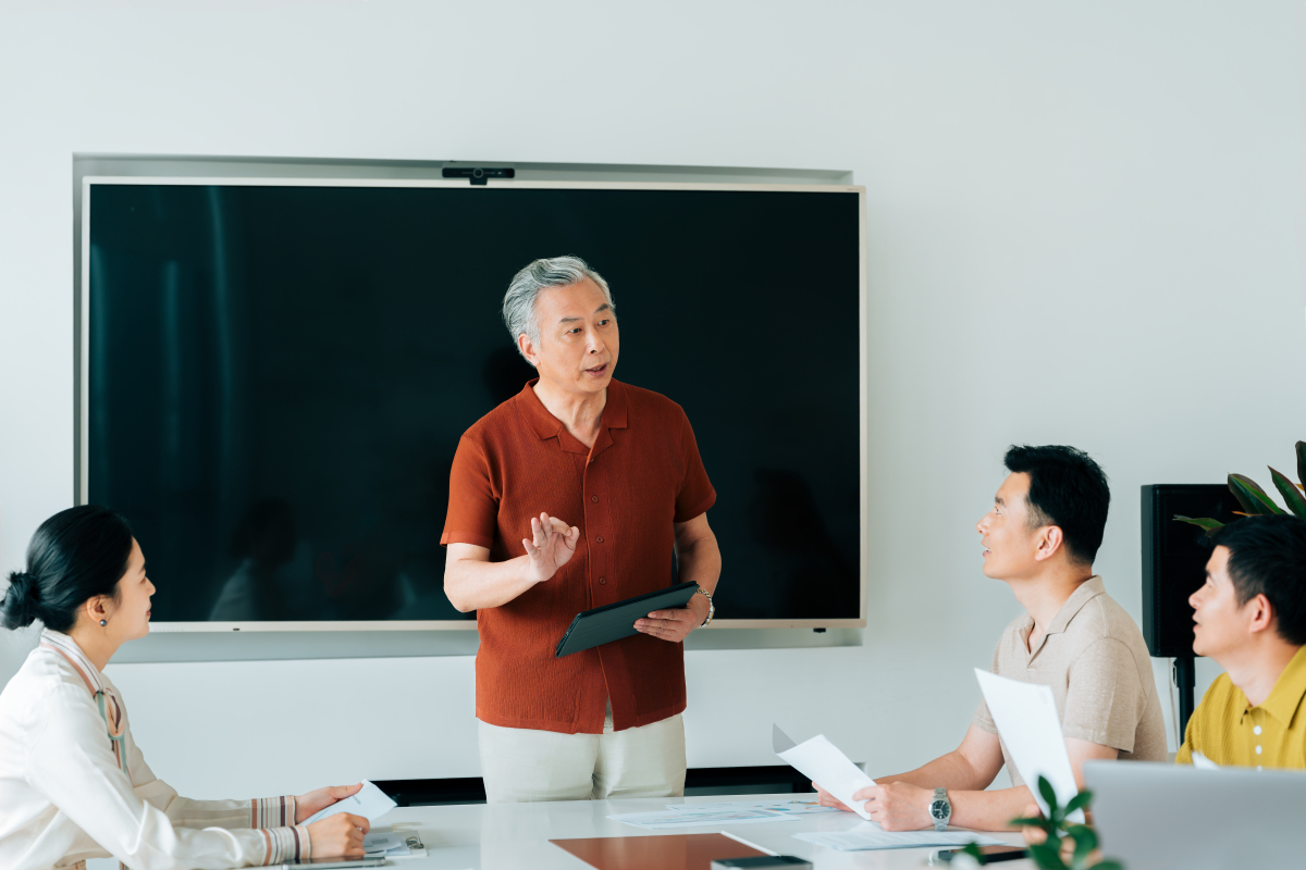 1学生包括本科生、研究生两种。2研究生的一部分利用课余时间担任助教。3教师包括讲师和教授两种。4一名助教可以为一位讲师或一位教授助课一位讲师只能有一名助教一位教授可以有5名助教。