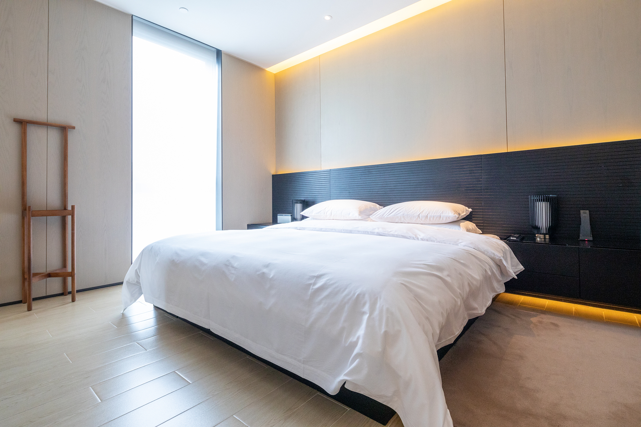 写一份酒店房间长期租赁协议