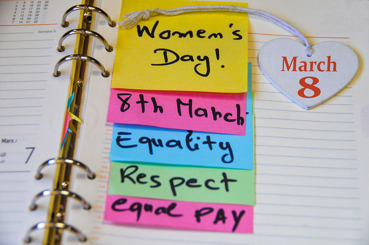 用七年级的词汇写一篇英语作文为了增进同学们之间的了解和提高同学们的英语口语表达能力你们班准备开展以MyWeekends为题的英语演讲活动。请你根据下表提示用英语写一篇演讲稿参加你班的英语演讲活动。 题目为《My weekends》 信息630 起床、吃早饭 800-930 读书、做作业 1000-1030 画画 1500-1600 在运动俱乐部锻炼