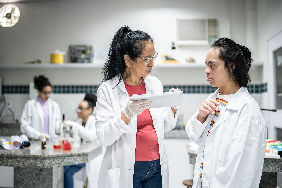 初中生学习助产专业怎么样？