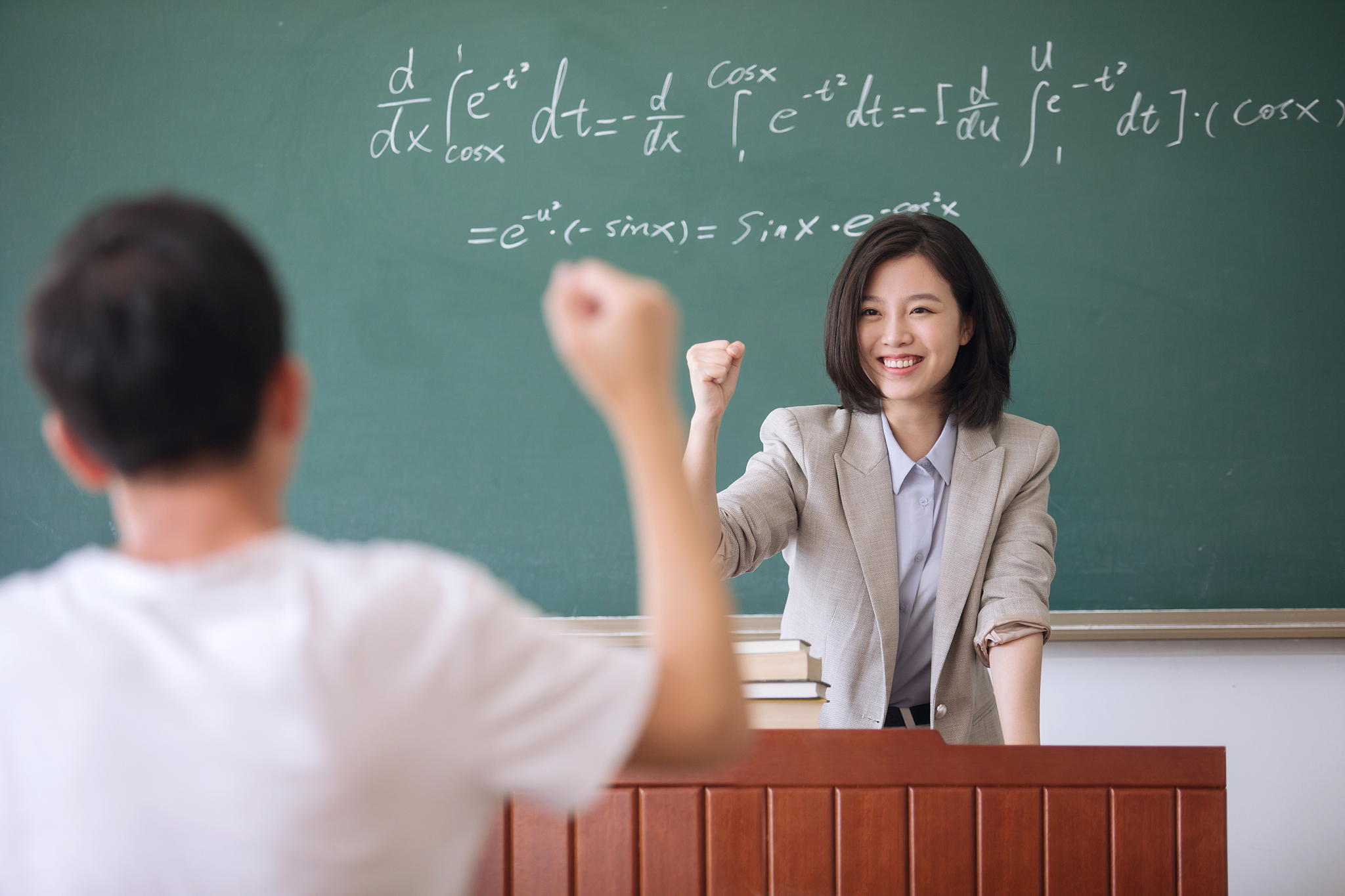 请阅读以下对话：男：今天过的怎么样啊？陈老师公开课还顺利吗女：公开课推迟了请问男生要怎么回复