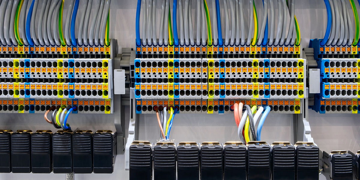 目前我国执行的综合布线系统工程设计标准是