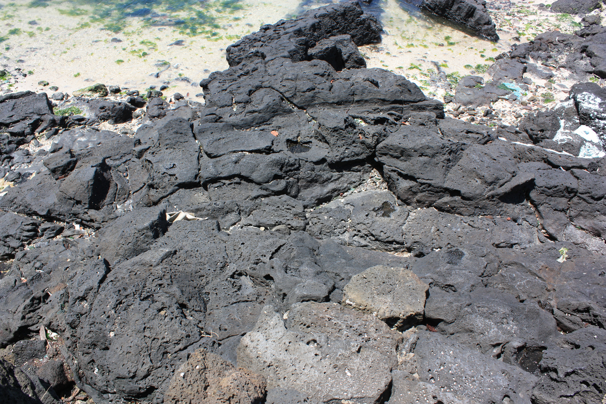 仅在研究区的南园组第三段J3n3局部有见之呈夹层状产于火山岩中。岩性为凝灰质粉砂岩、泥岩、硅泥岩、凝灰质砂岩等。层理清楚沉积韵律发育。。。。换个说法