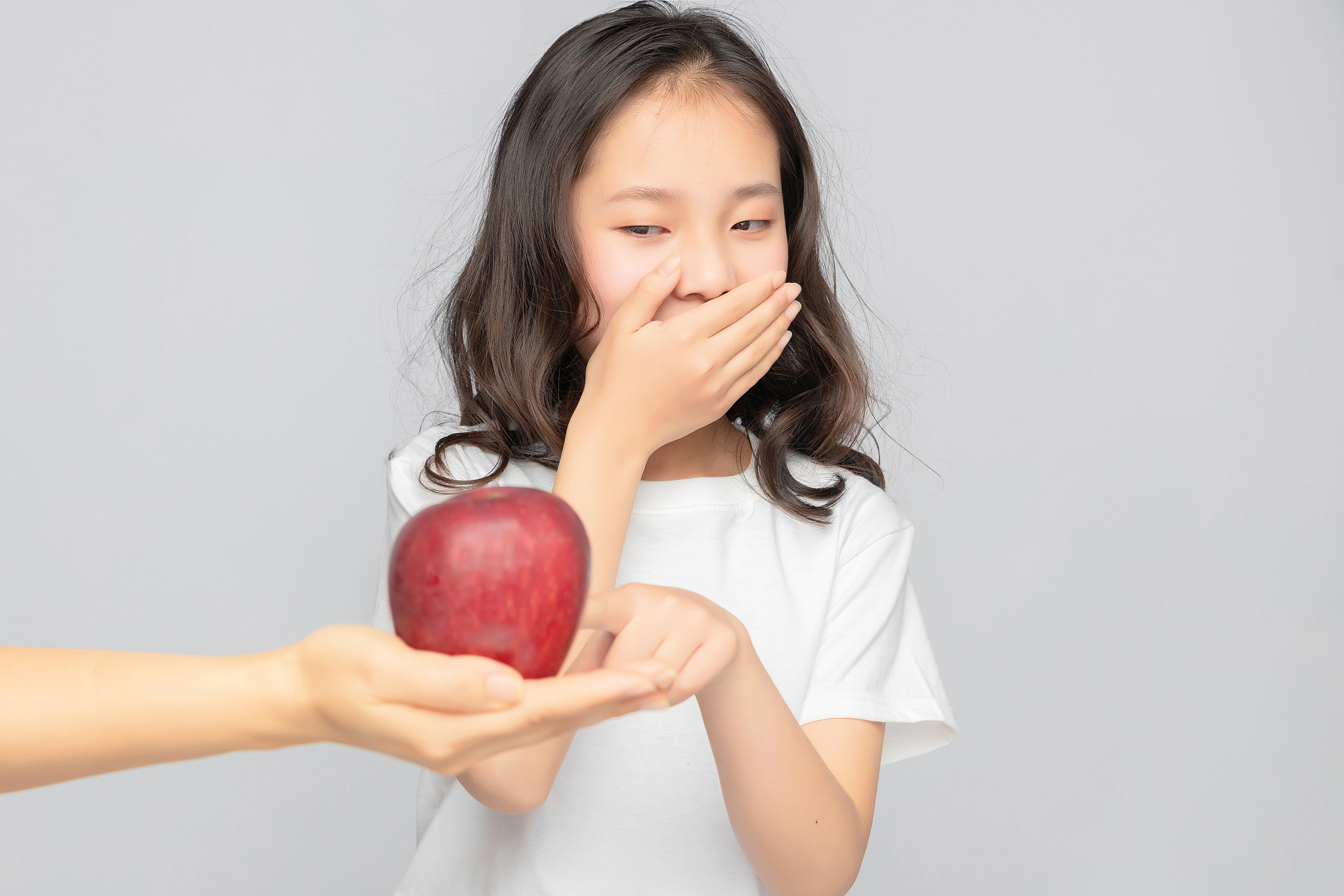 灰色背景里的亚洲小学女生