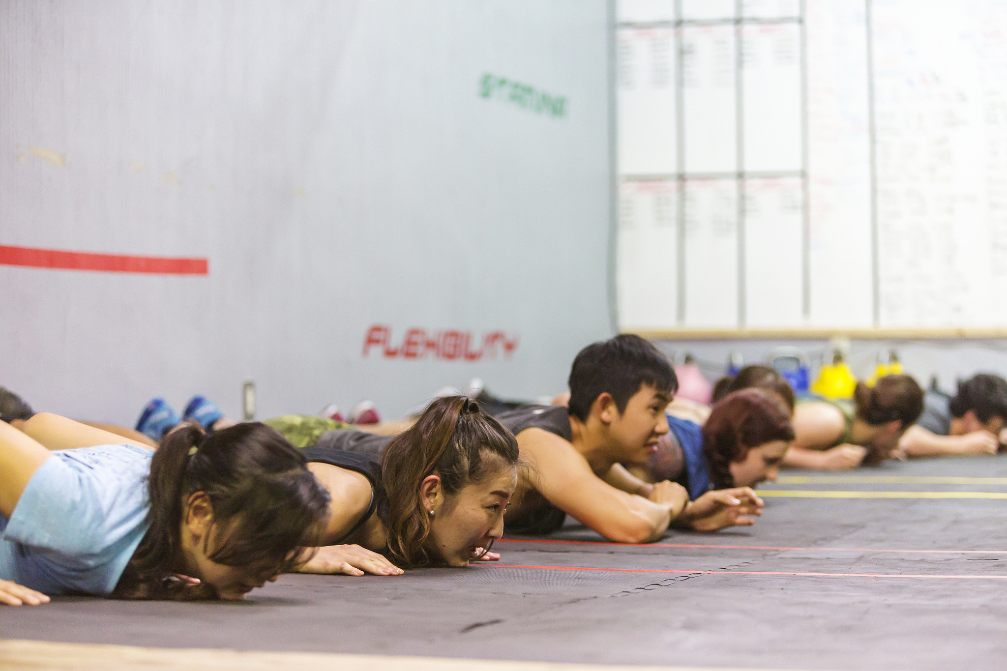 结合专项，定制一份针对大学生运动员的赛间训练周计划，并论述其训练要点。