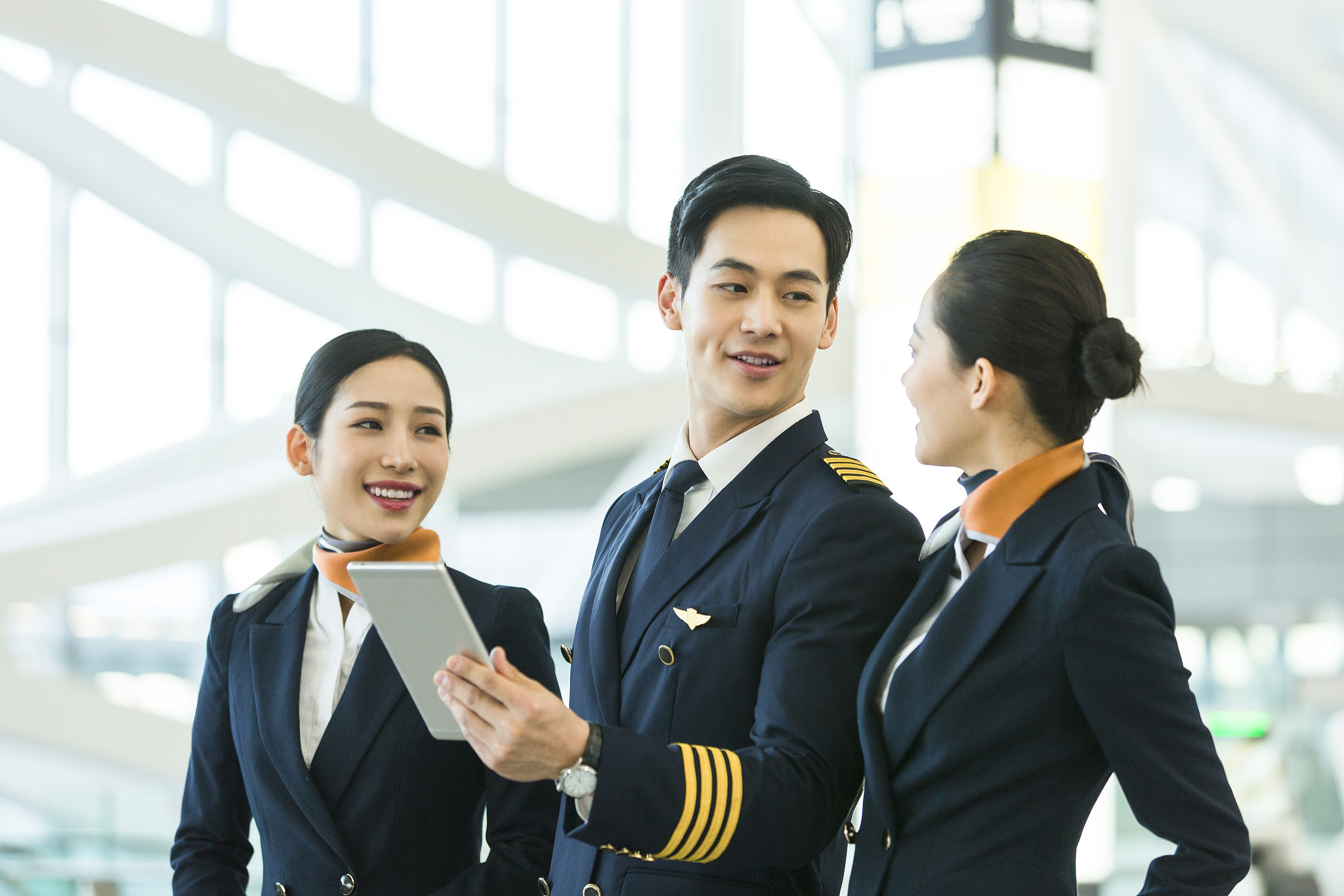 航空乘务员的薪资待遇怎么样？