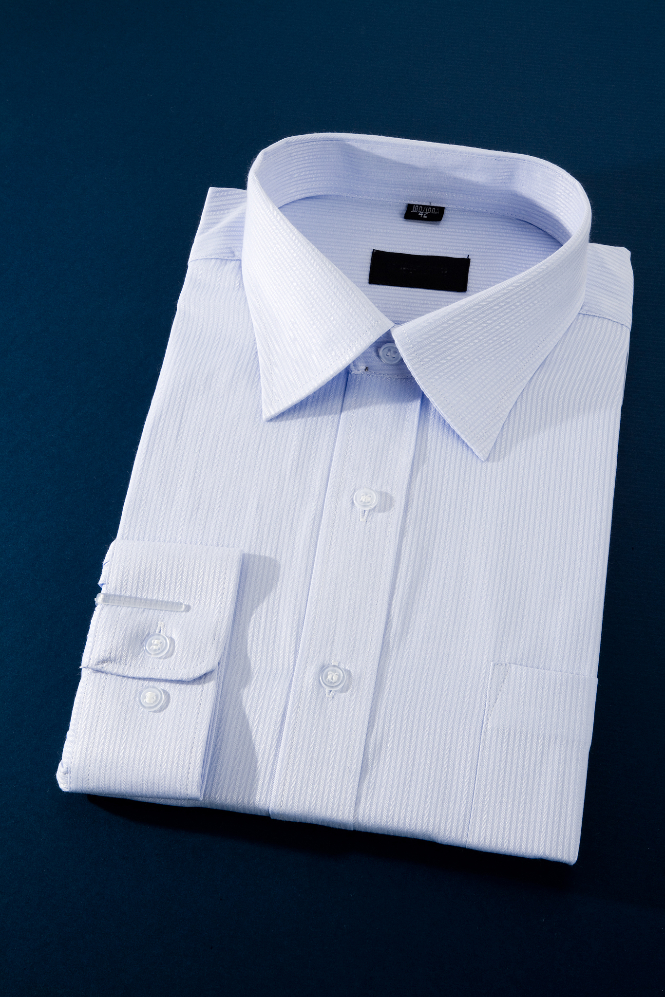 正确的衣服折叠方法：避免起皱变形