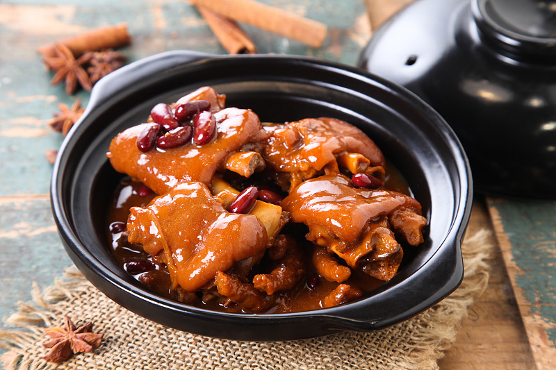 红烧猪蹄：色香味俱全，让你垂涎欲滴！