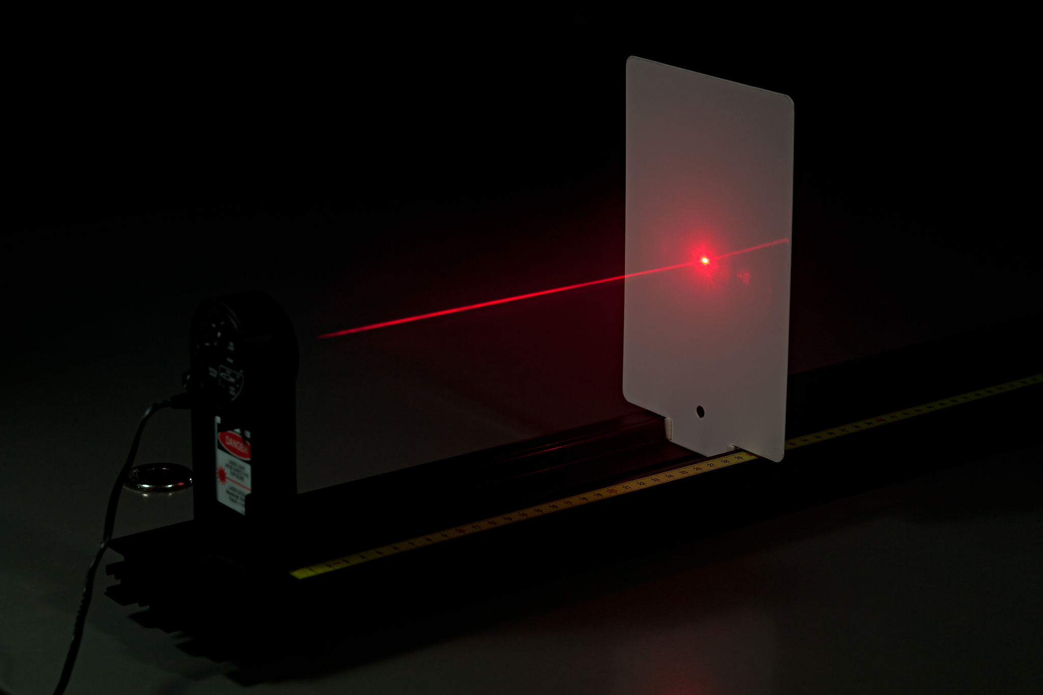 详细论述有机染料激光器的研究进展及存在问题