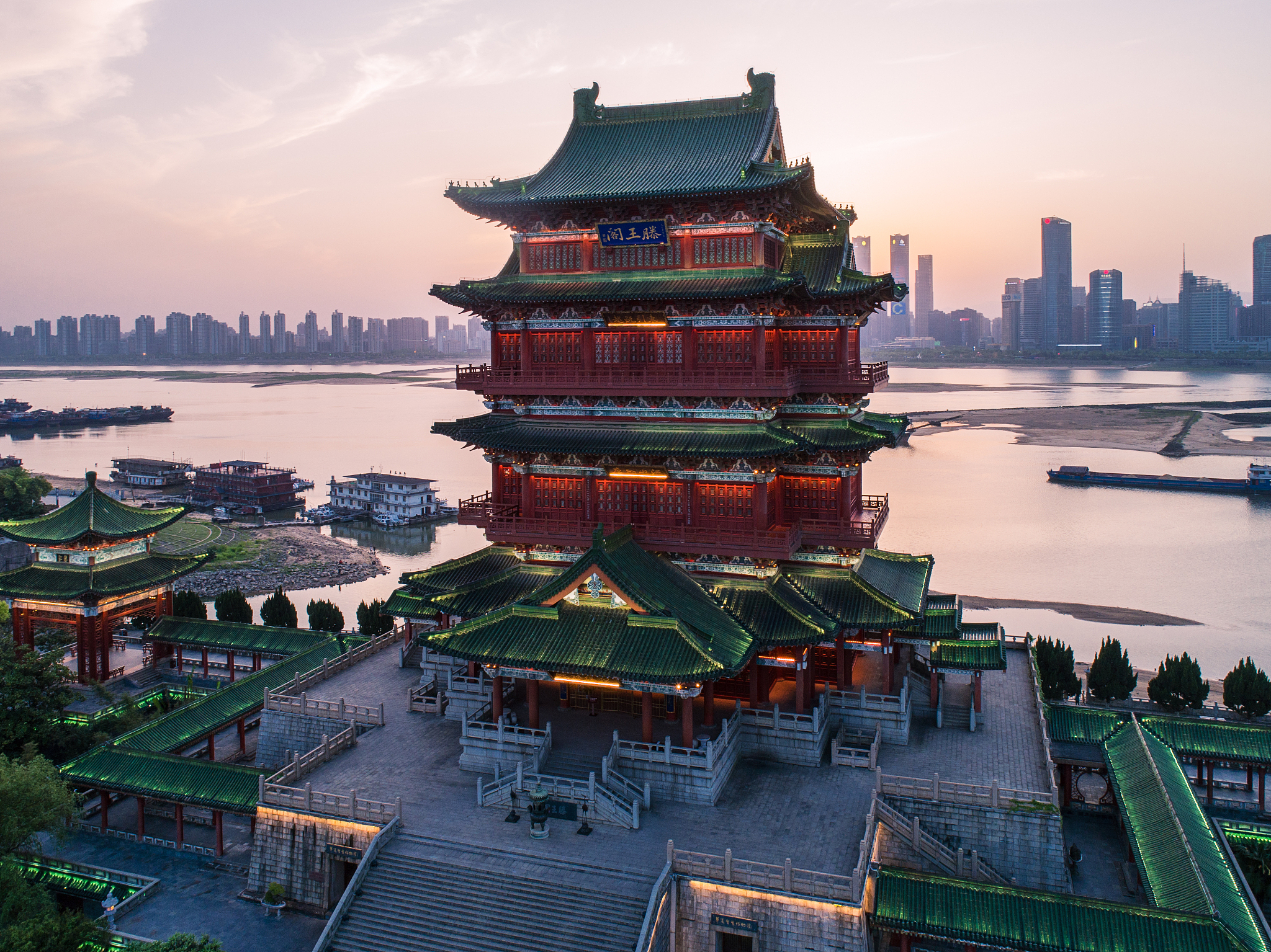 南昌旅游攻略：景点、美食、购物、交通、住宿全攻略