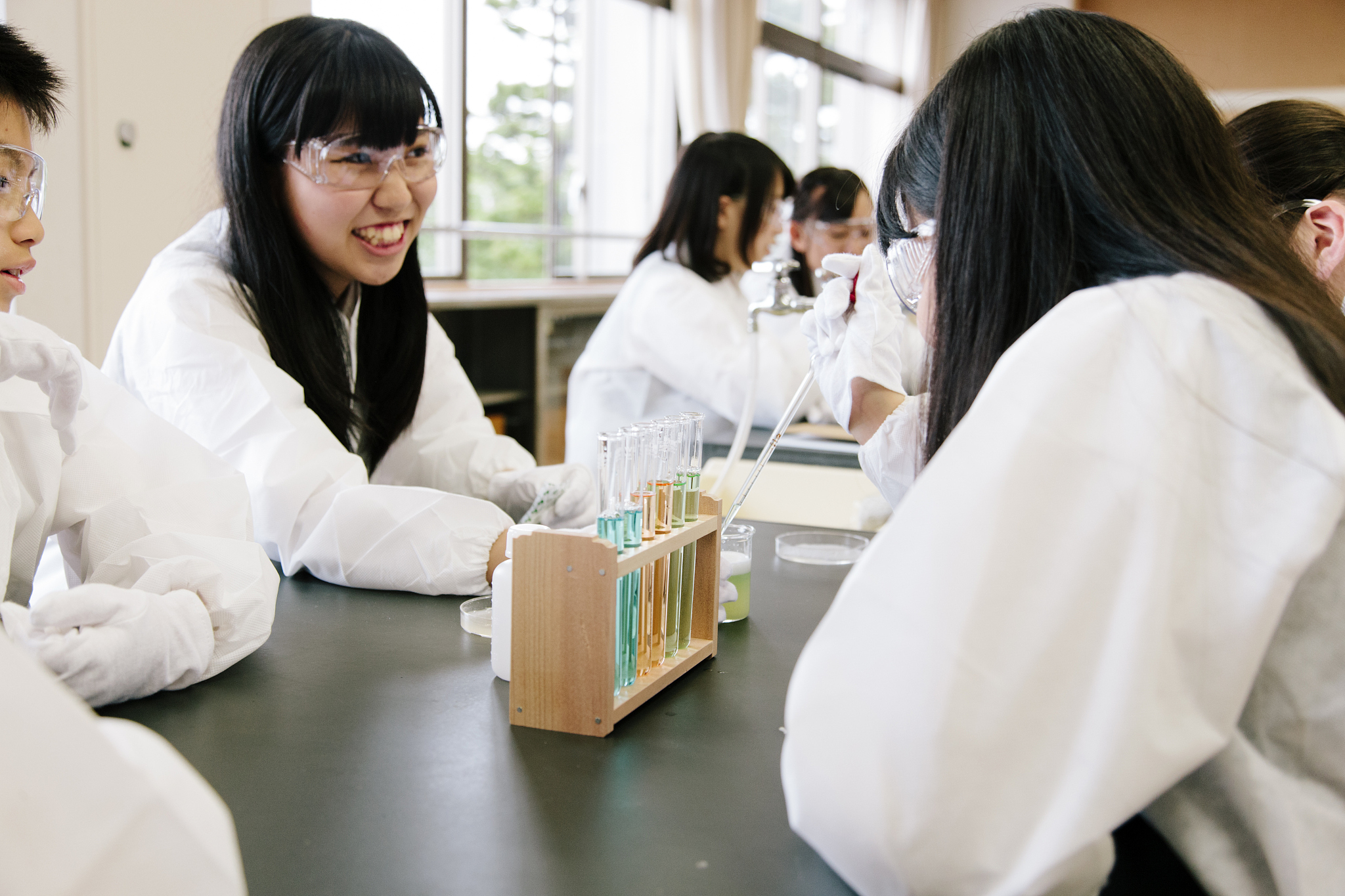 从以下5条基本理念中任选一条谈谈你对其的看法1以发展化学学科核心素养为主旨立足于学生适应现代生活和未来发展的需要充分发挥化学课程的整体育人功能构建全面发展学生化学学科核心素养的高中化学课程目标体系。2设置满足学生多元发展需求的高中化学课程通过有层次、多样化、可选择的化学课程拓展学生的学习空间在保证学生共同基础的前提下引导不同的学生学习不同的化学以适应学生未来发展的多样化需求。3选择体现基础性和时代