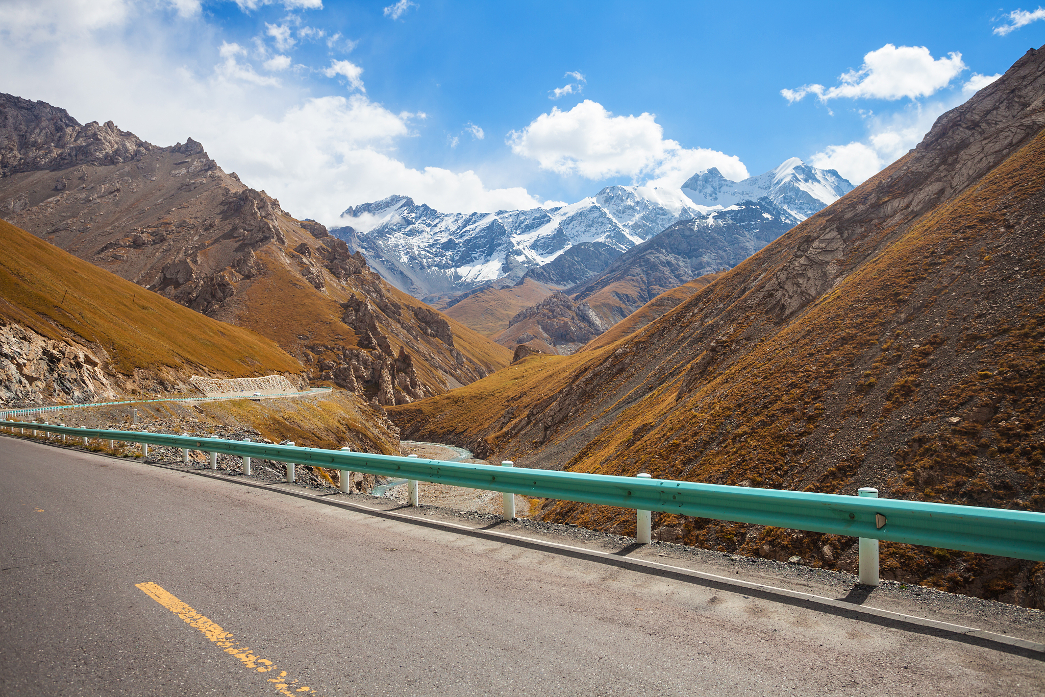 可以轿车都可以走318。现在318路况是不错的除了二郎山、高尔寺山和通麦那需要注意其他都没有问题的帮我用200字详细描述