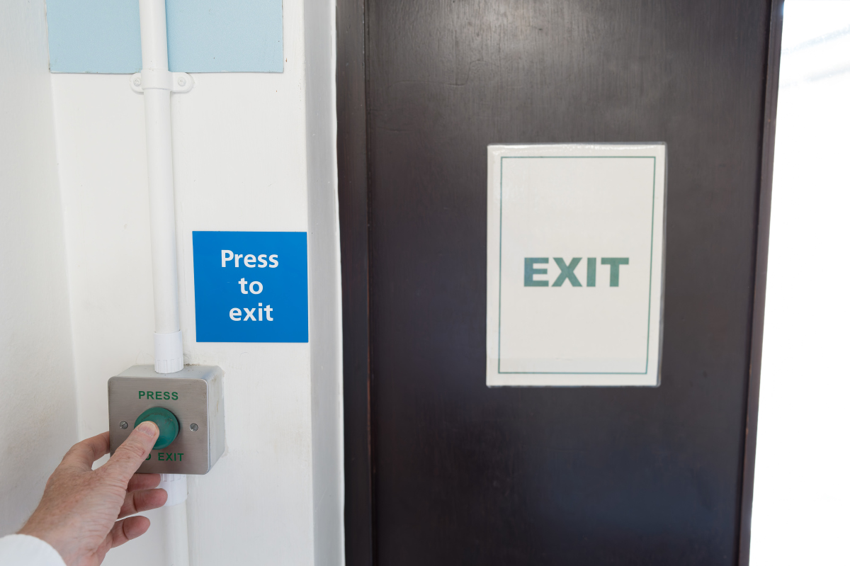 紧急开门装置：什么是'panic hardware'？