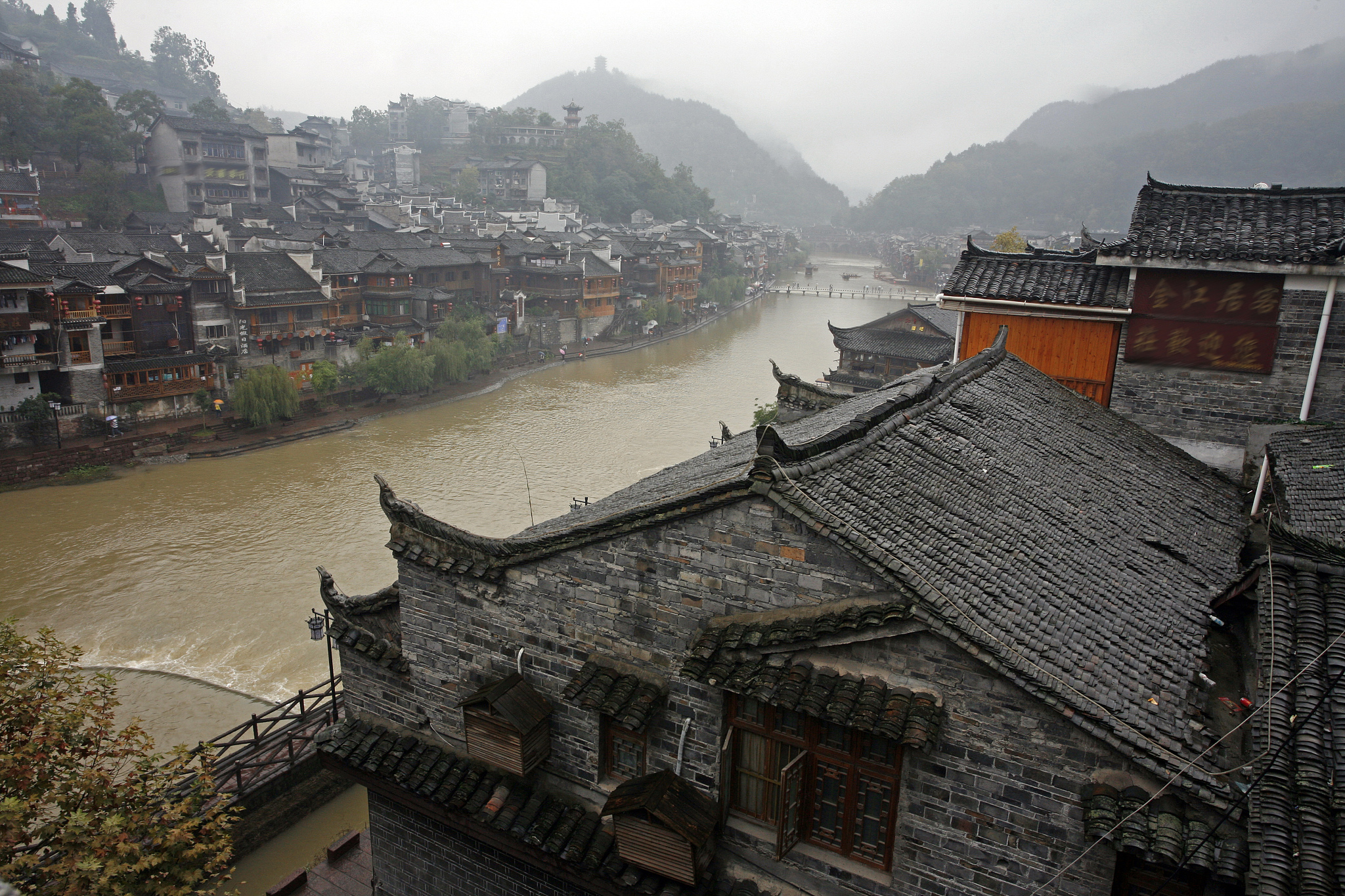 凤凰古城民族构成：苗族、土家族、汉族等