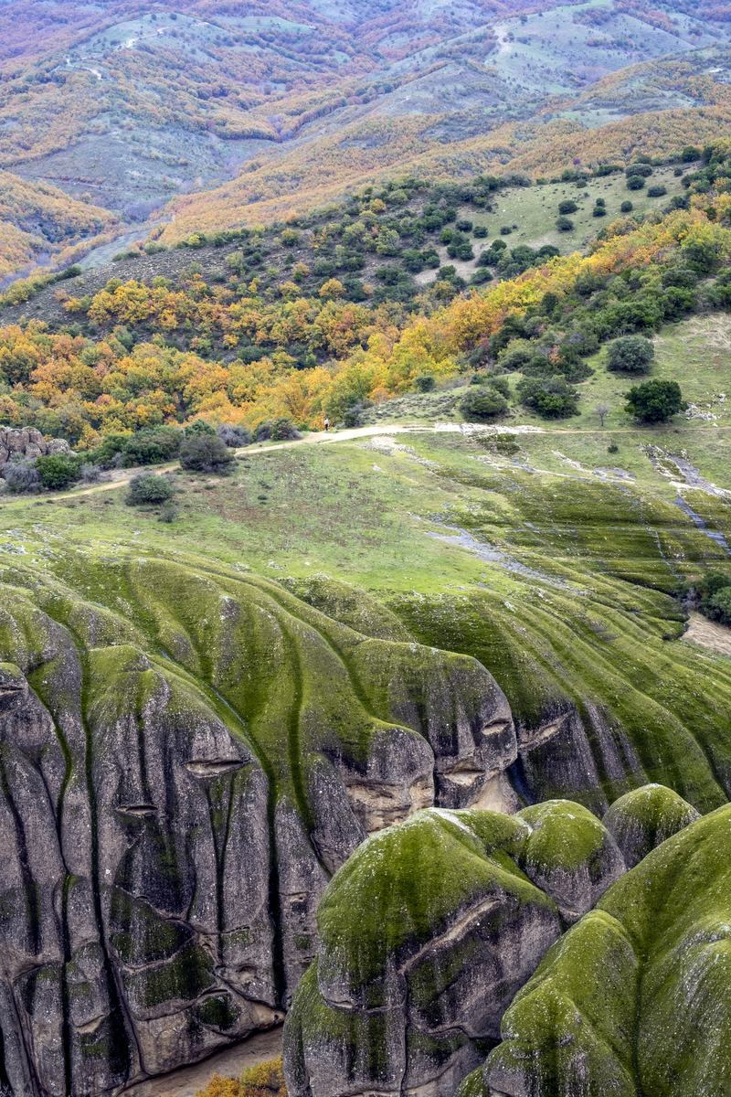 梅特奥拉岩石美丽的秋景,绿色和黄色
