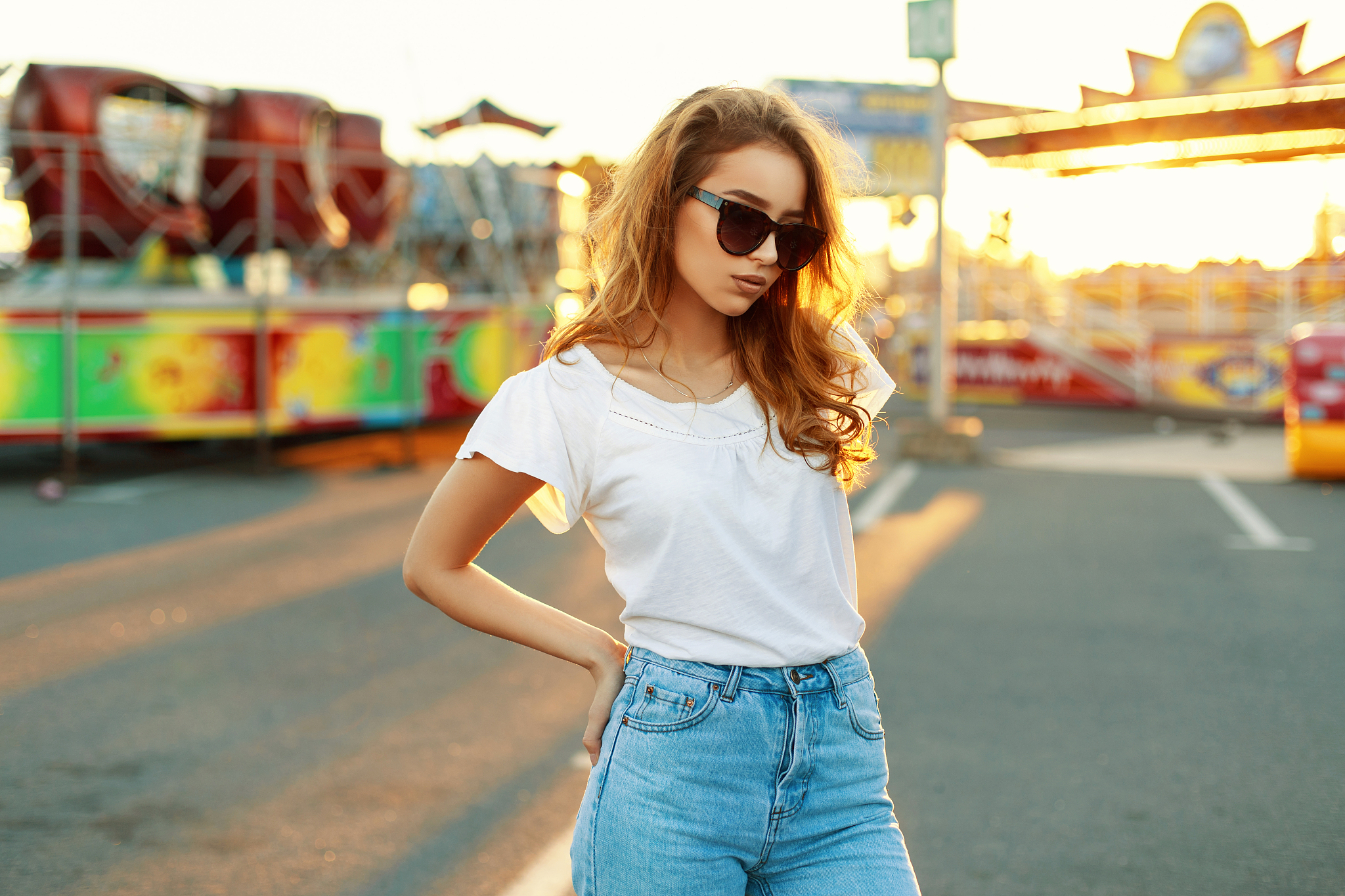女生们都喜欢穿短袖因为它可以让你感受到夏天的清凉和自由！续写这段话100字