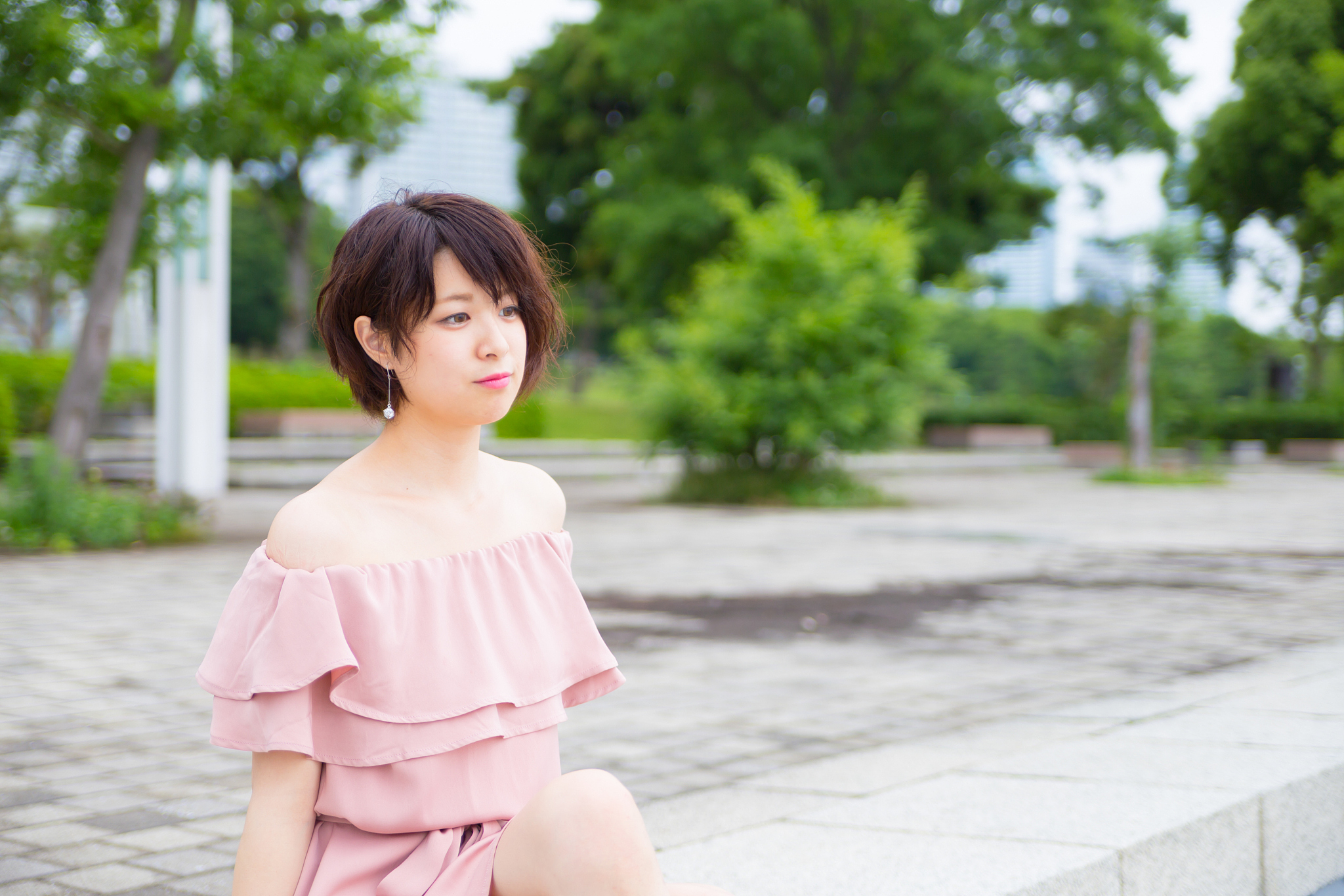白短发少女，娇小玲珑却优雅迷人